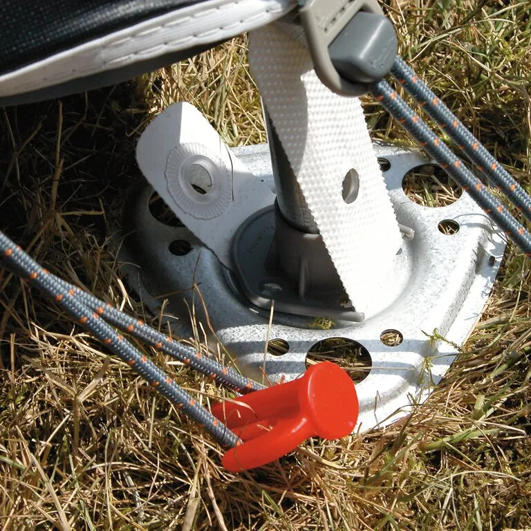 Detailaufnahme des Windschutzes Flex Grey Basic mit grauem Gewebeband, Metallhalterung, Seilen und rotem Spannknopf auf Gras