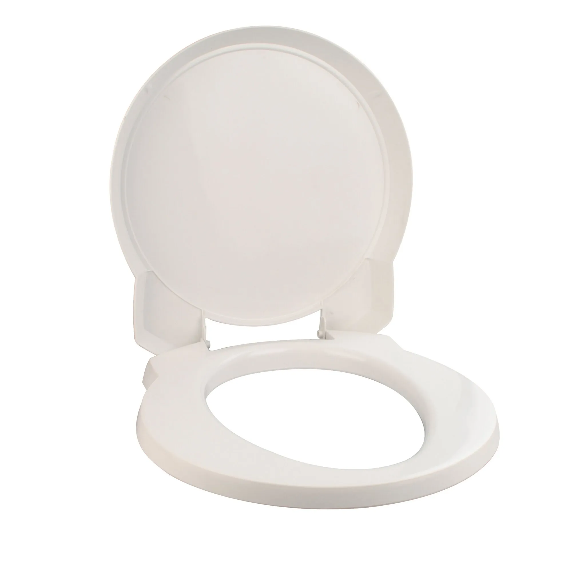 Weißer Toilettensitz mit ovalem Sitzring und hochgeklapptem, rundem Deckel vor weißem Hintergrund