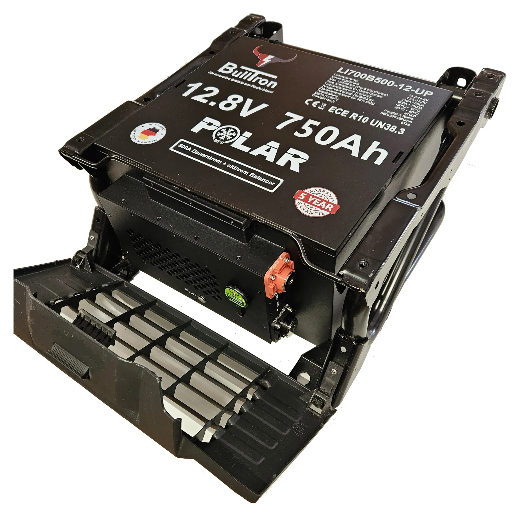 Schwarze Lithium-Batterie in einer Unter-Sitz-Halterung, Beschriftung 12.8V 750Ah, orange Steckverbinder, Polar-Logo und Siegel sichtbar