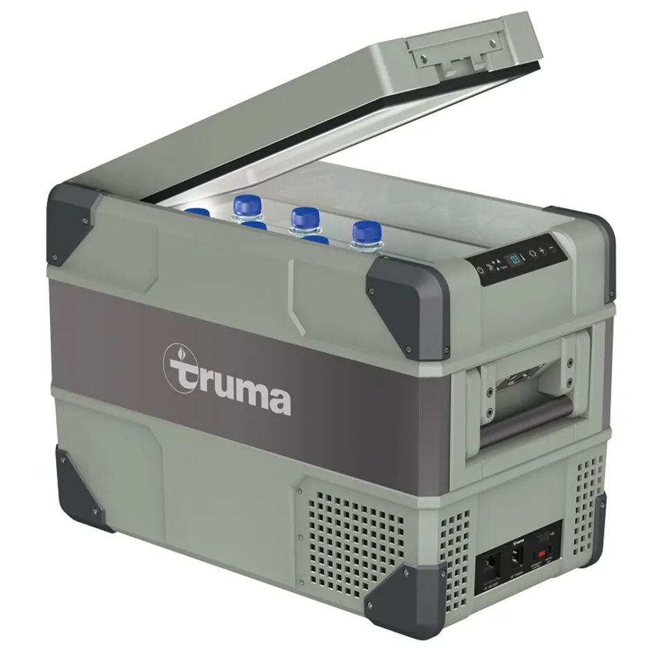 Geöffnete graue Kompressorkühlbox Truma Cooler mit 30 Litern Volumen, Getränkeflaschen, Bedienfeld, Tragegriff und Lüftungsgittern
