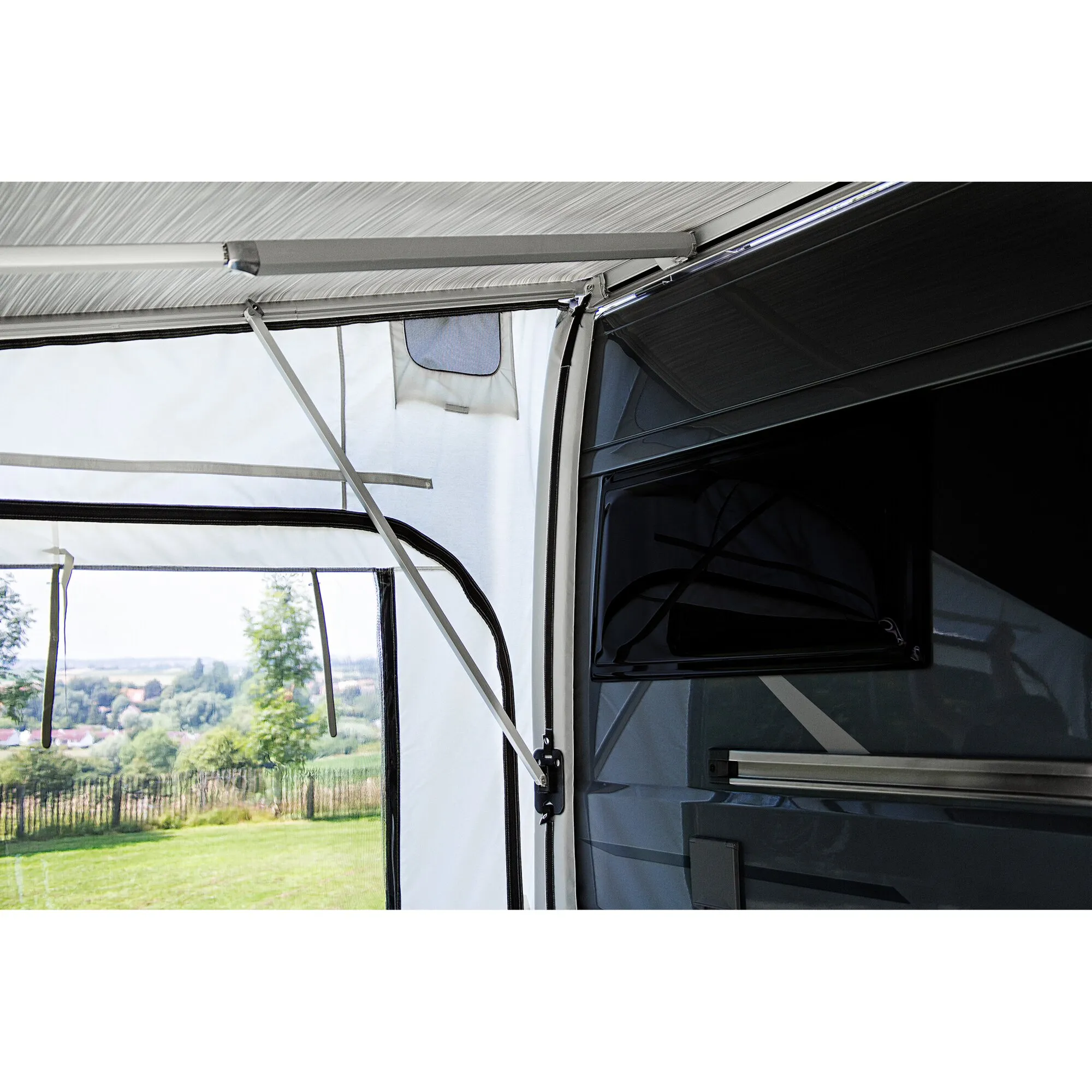 Detailansicht des Markisenzelts Thule Panorama Ducato 3,25 m mit hellen Seitenwänden, Sichtfenstern und Stützstangen am Campervan