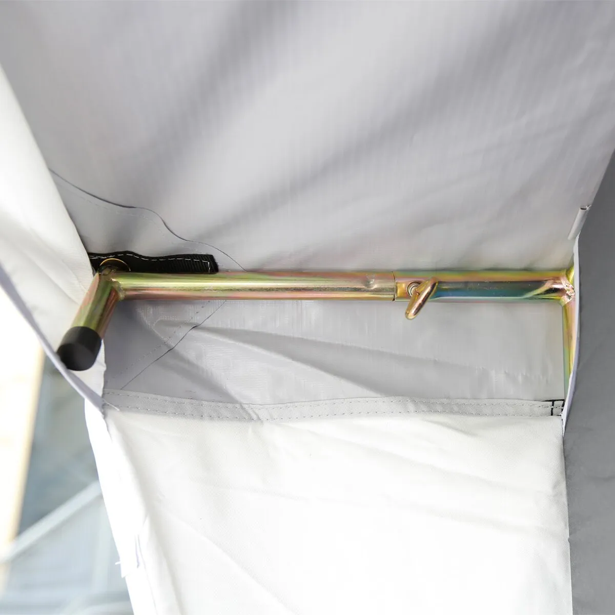Detailaufnahme des Küchenzelts Gusto II NG mit metallischem Gestänge, Verbindungshaken und hellgrauer Innenwand