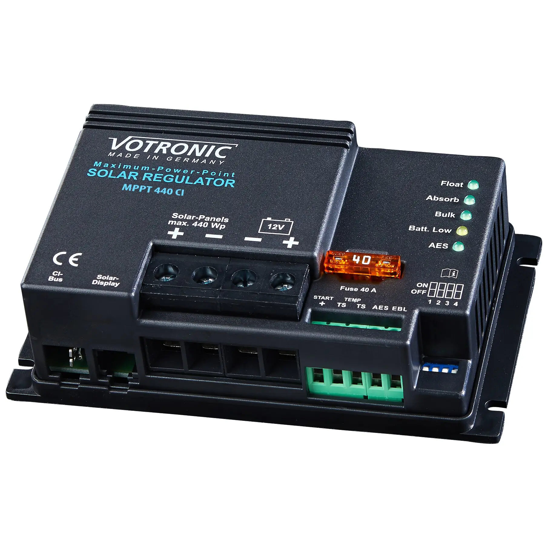 Nahaufnahme eines schwarzen Solarreglers MPPT 440 CI von VOTRONIC mit LEDs Float Absorb Bulk Batt Low sowie orangefarbener Sicherung 40 A und grünem Anschlussblock
