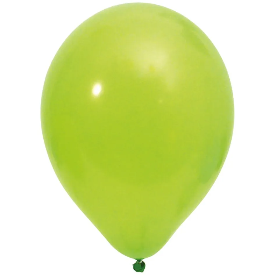 Grüner, glänzender Helium-Ballon in runder Tropfenform mit kleinem grünen Verschlussknoten vor weißem Hintergrund