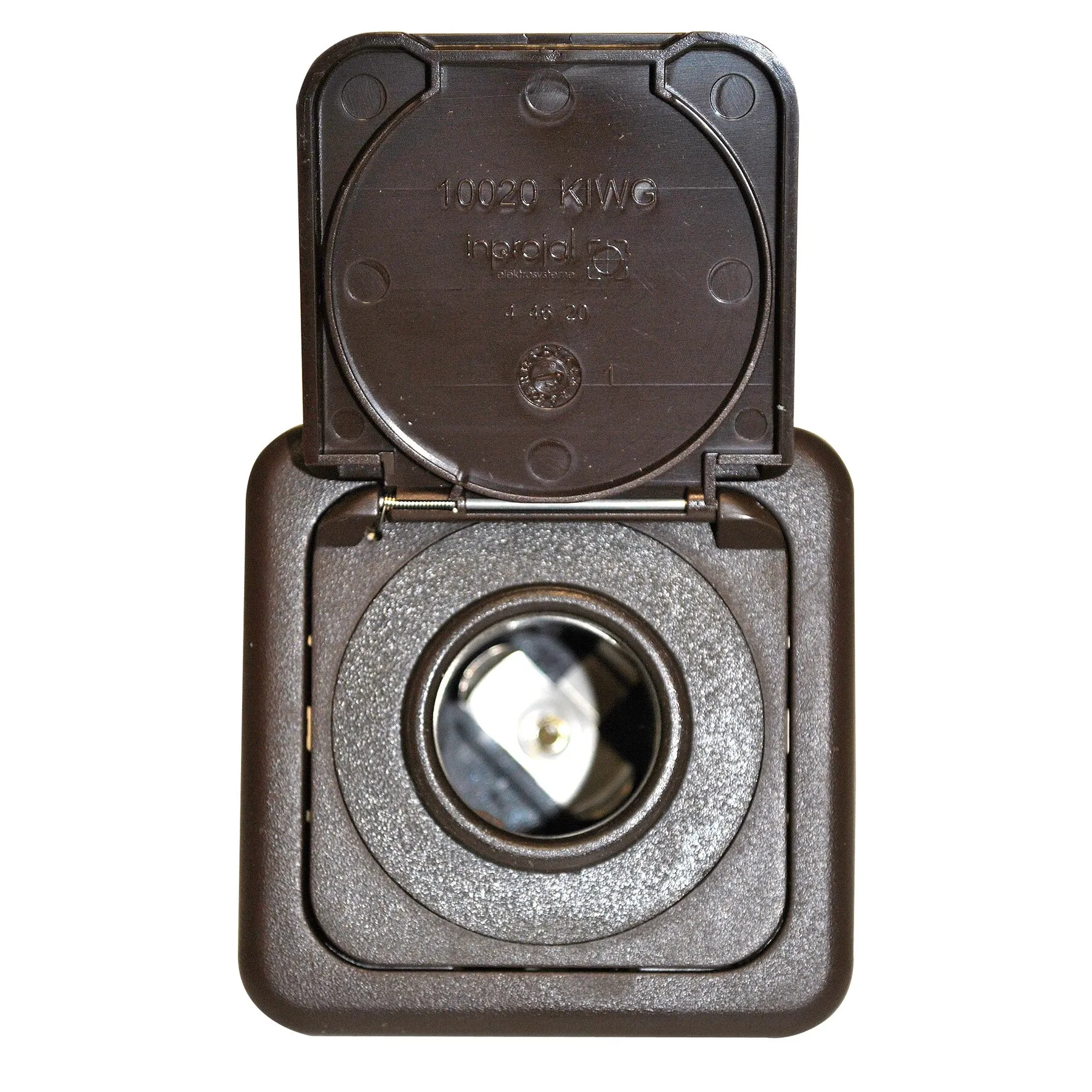 Braune 12-Volt-Steckdose mit aufgeklapptem Schutzdeckel und sichtbarem Metallkontakt im Inneren