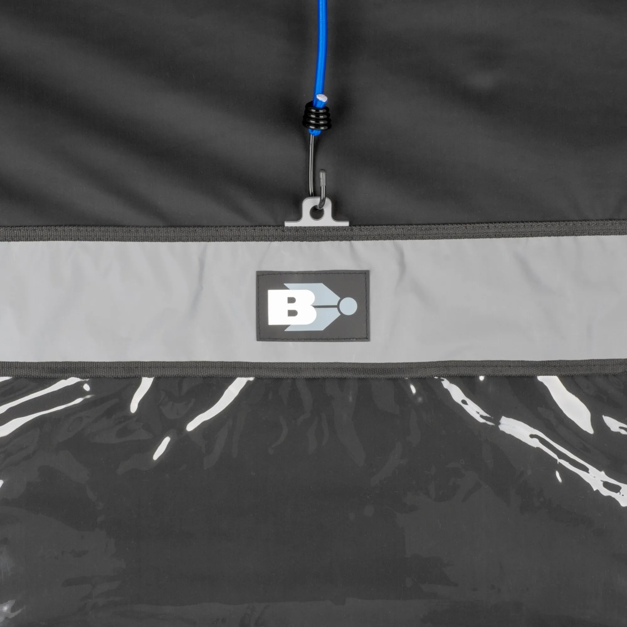 Detailaufnahme der schwarzen Fahrradschutzhülle Bike Wrapper mit blauem Spanngummi, Verschlussclip und reflektierendem Streifen mit Logo