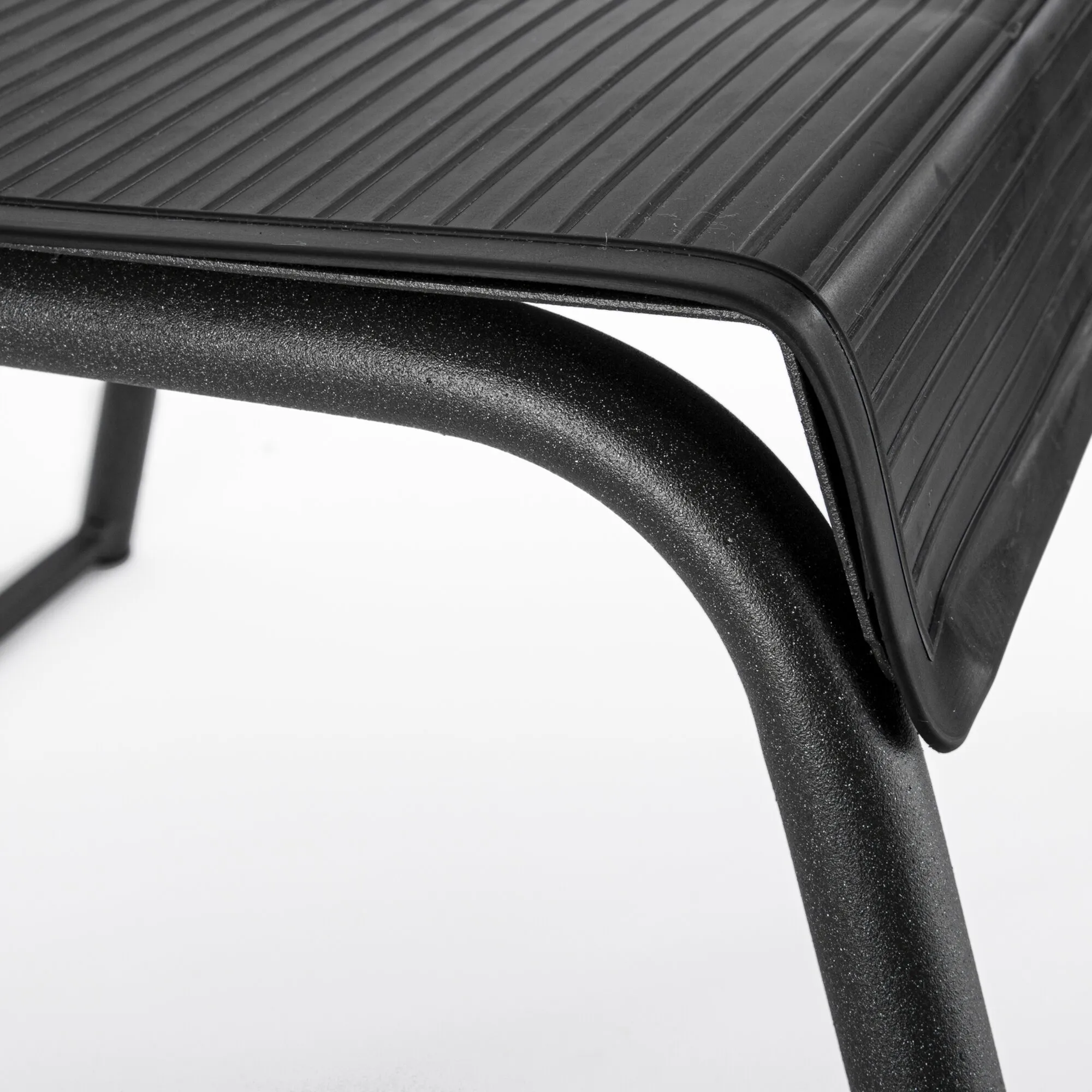 Detailaufnahme der schwarzen Trittstufe Standard mit geriffelter Oberfläche und stabilem, gebogenem Standfuß