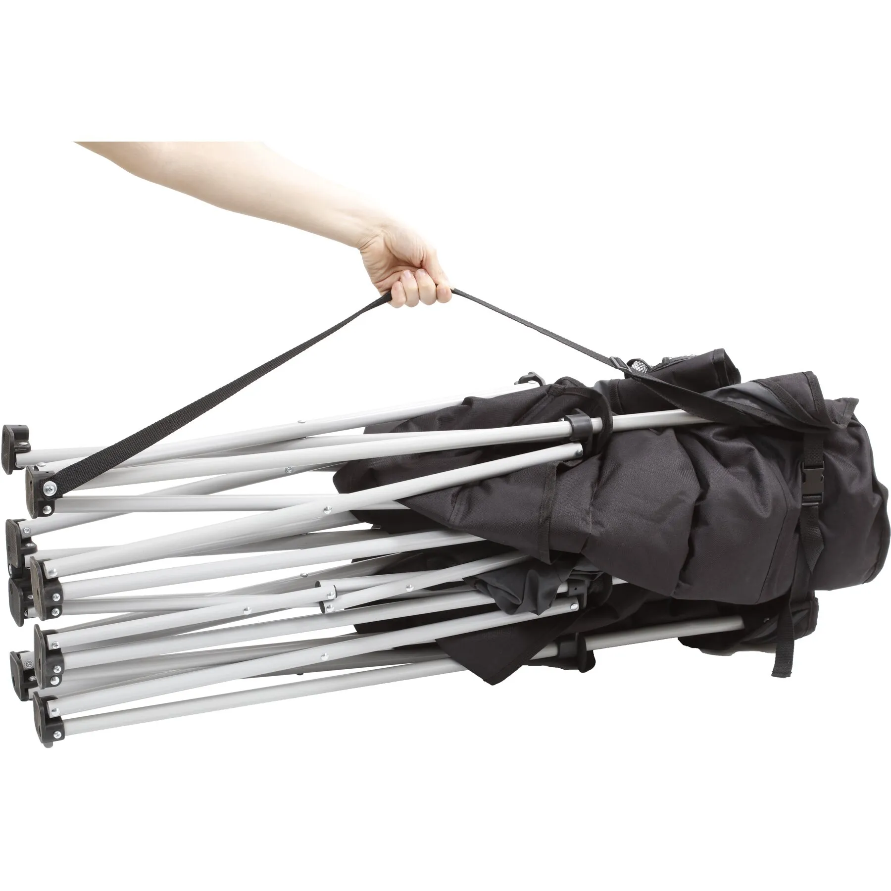 Zusammengefaltetes schwarzes Faltsofa Rendez-Vous mit silbernem Metallgestänge und Tragegurt, von einer Hand gezogen