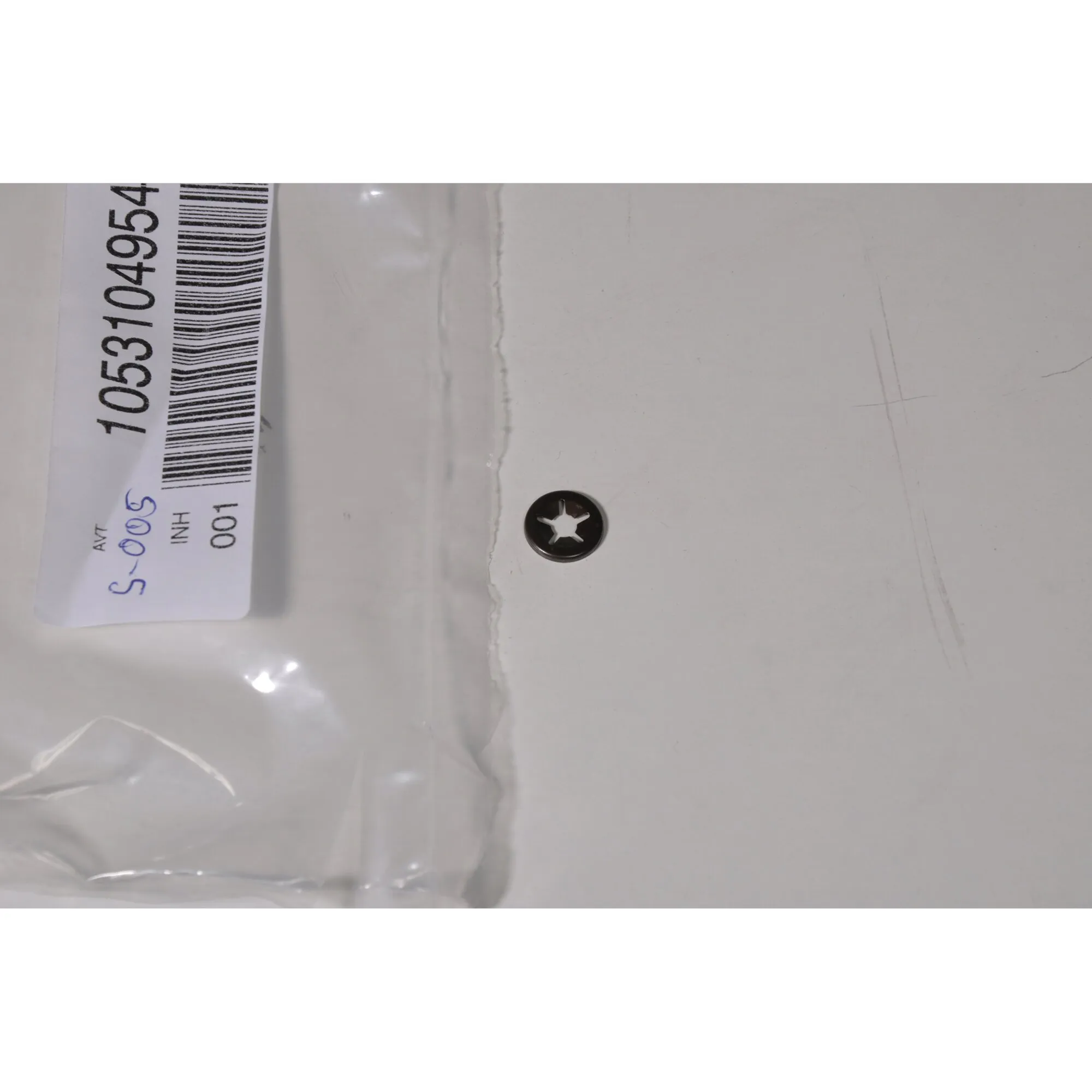 Schwarzer Quickloc-Ring mit sternförmiger Öffnung, einzeln in einer transparenten Verpackung mit Barcode-Etikett