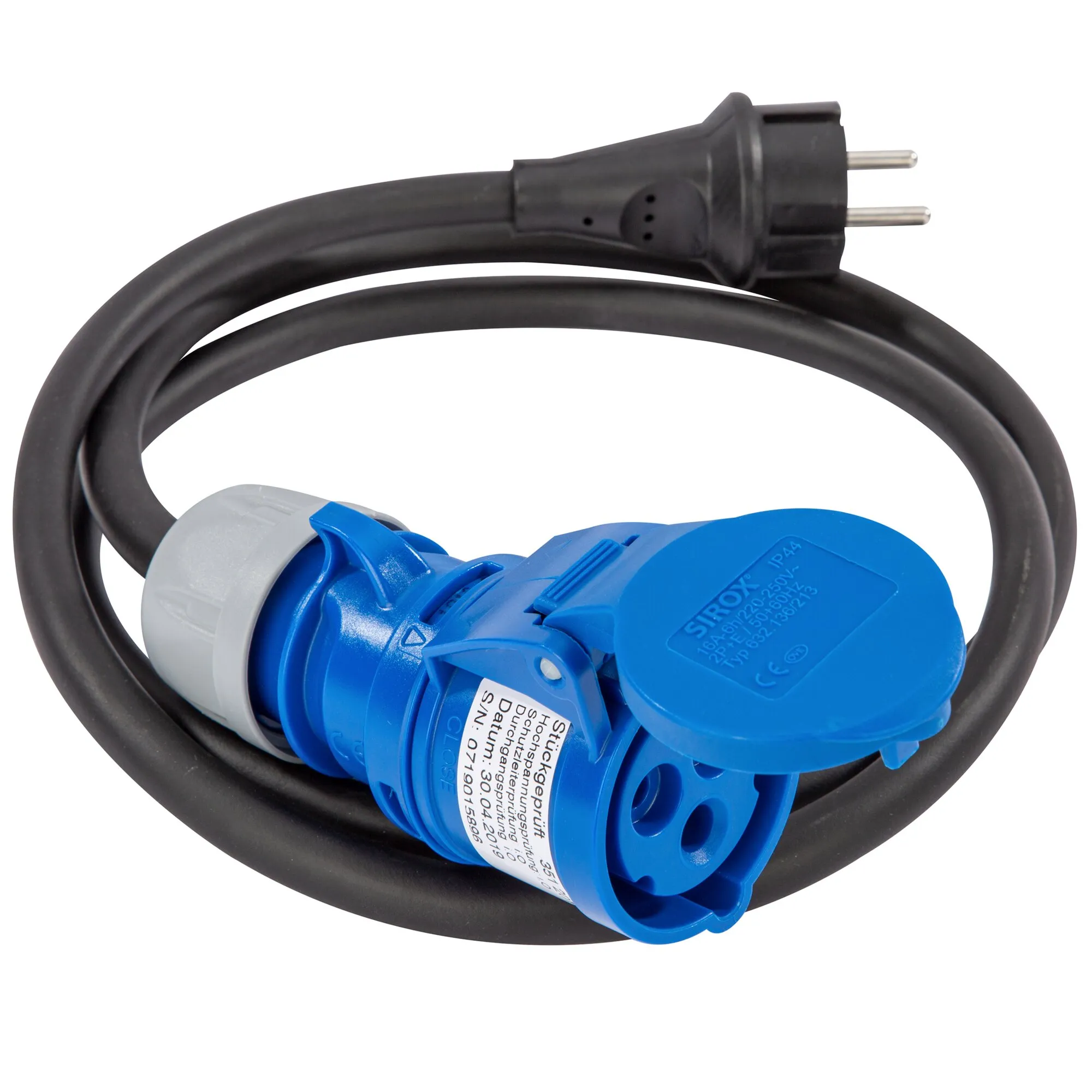 Schwarzes Adapterkabel mit Schuko-Stecker und blau-grauer CEE-Kupplung, aufgerollt dargestellt