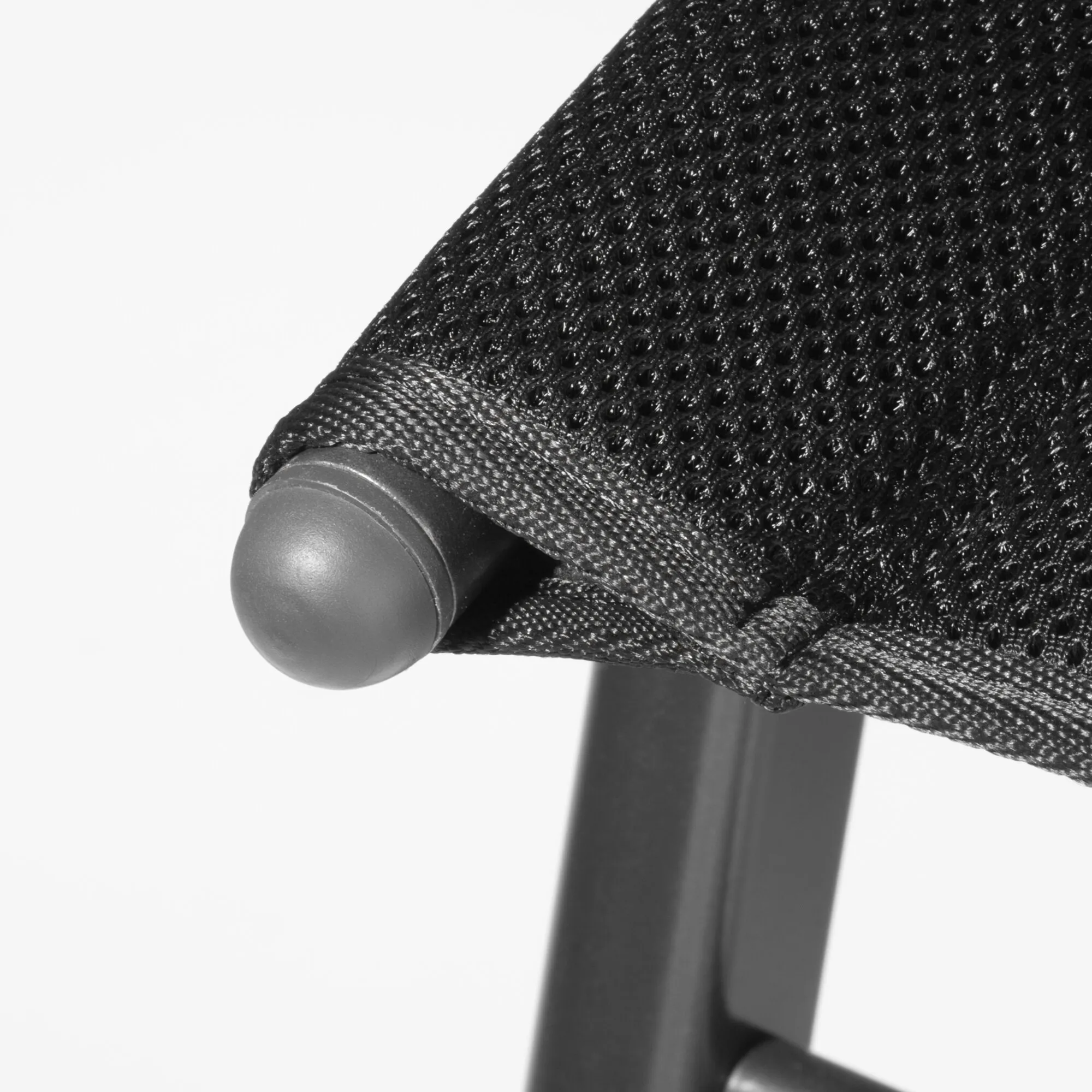 Detailaufnahme des schwarzen Campingstuhls HighQ Basic mit gepolsterter Sitzfläche, Kunststoffkappe und stabilem Metallgestell
