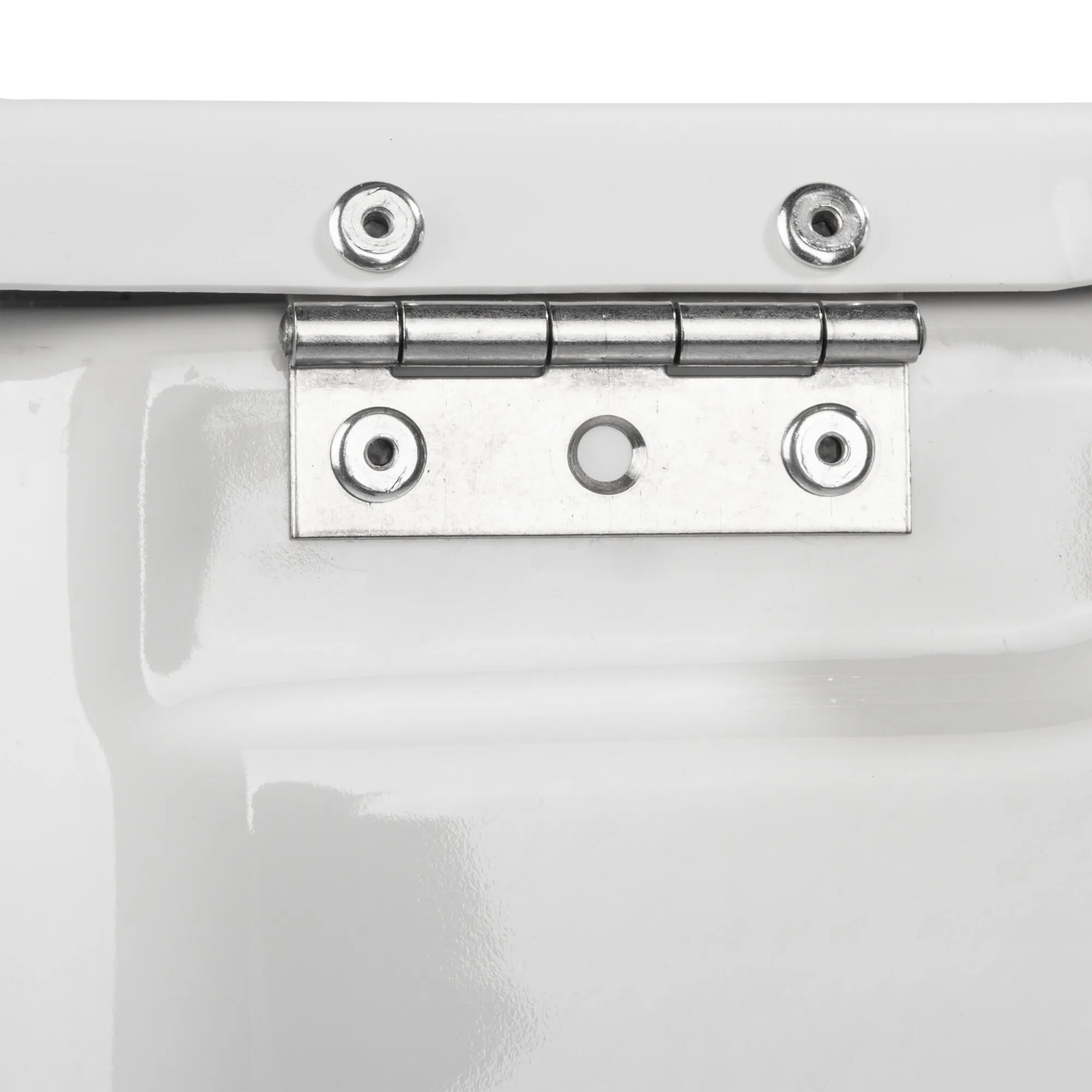 Detailaufnahme des Metallscharniers an der weißen Trockentoilette Cactus® mit sichtbaren Befestigungsschrauben