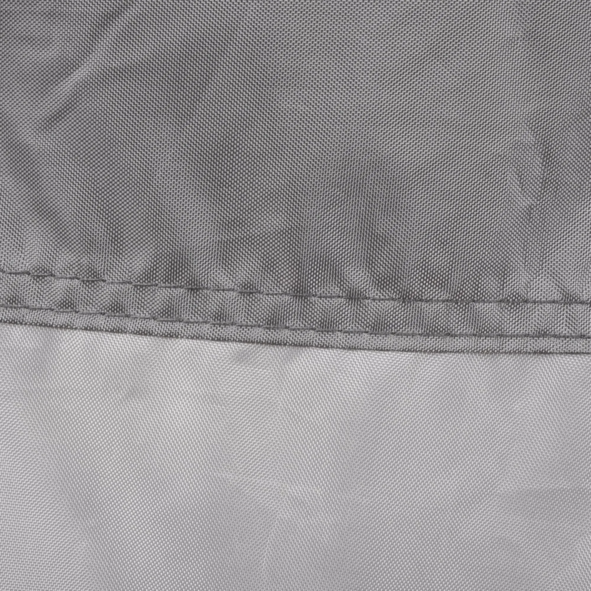 Nahaufnahme des grauen, dicht gewebten Materials der Wohnwagen-Schutzhülle Polycoat mit mehreren horizontalen Nähten