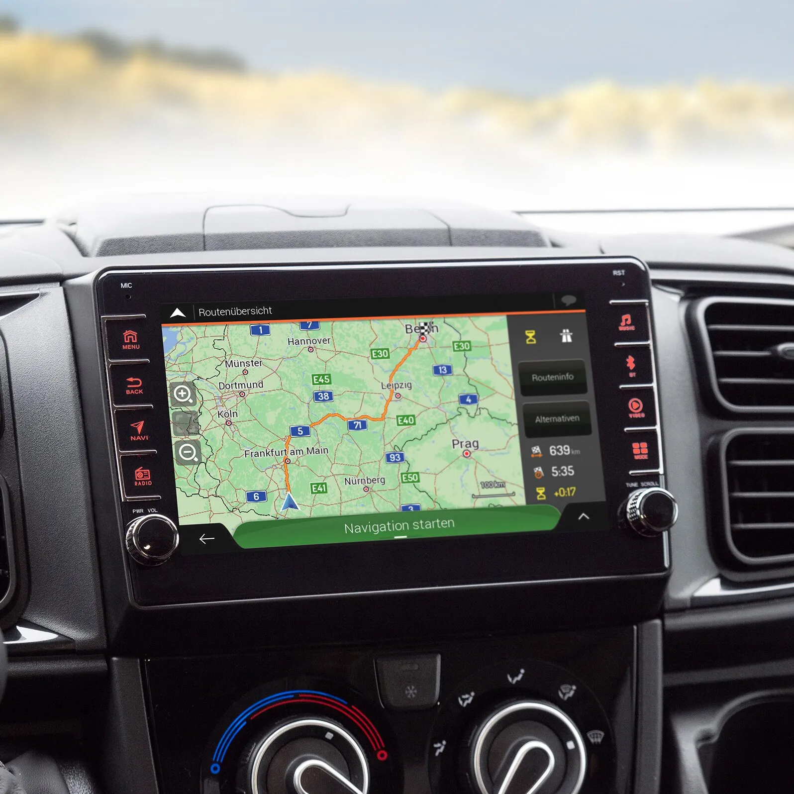 ESX Vision VNC830 F8 Navigationssystem im Armaturenbrett mit Deutschlandkarte, Routenübersicht und Touchscreen-Steuerung