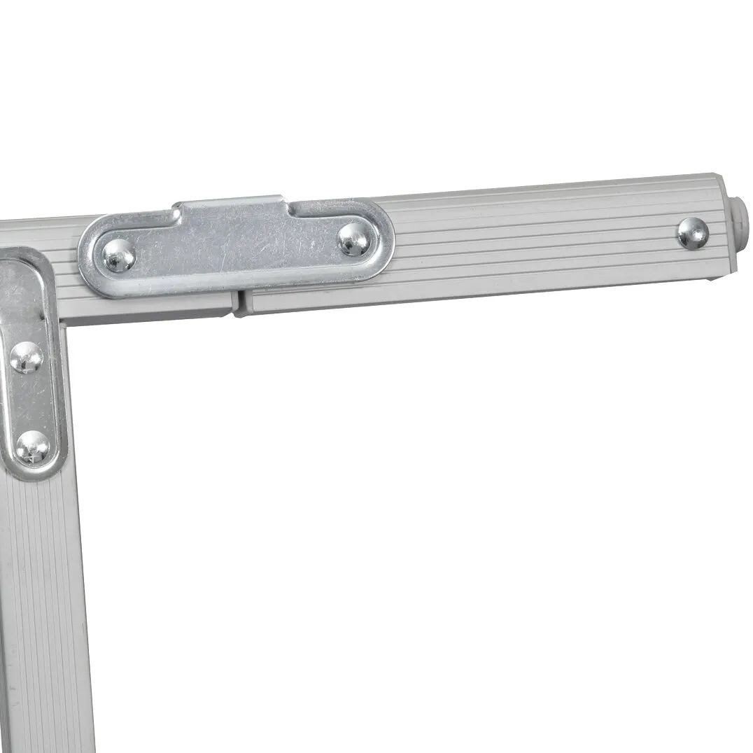 Detailaufnahme des silbernen Rolltischs Silver Gapless mit geriffeltem Aluminiumprofil und verschraubten Verbindungselementen