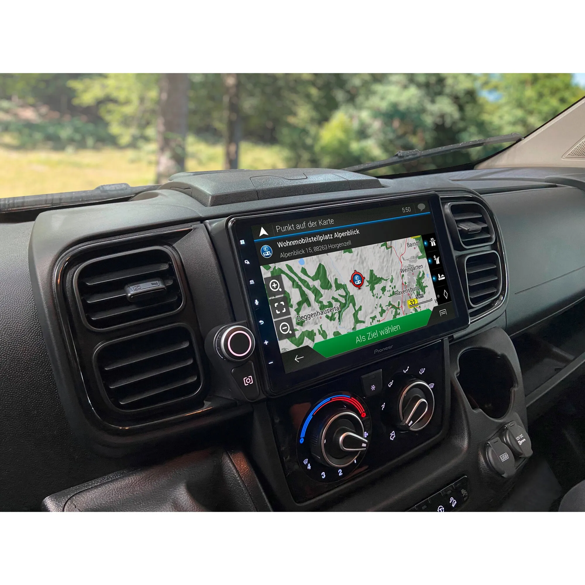 Pioneer AVIC-Z1000DU8-LFH3 Navigationssystem im Fahrzeug mit sichtbarer Kartenansicht und Ziel Wohnmobilstellplatz Alpenblick