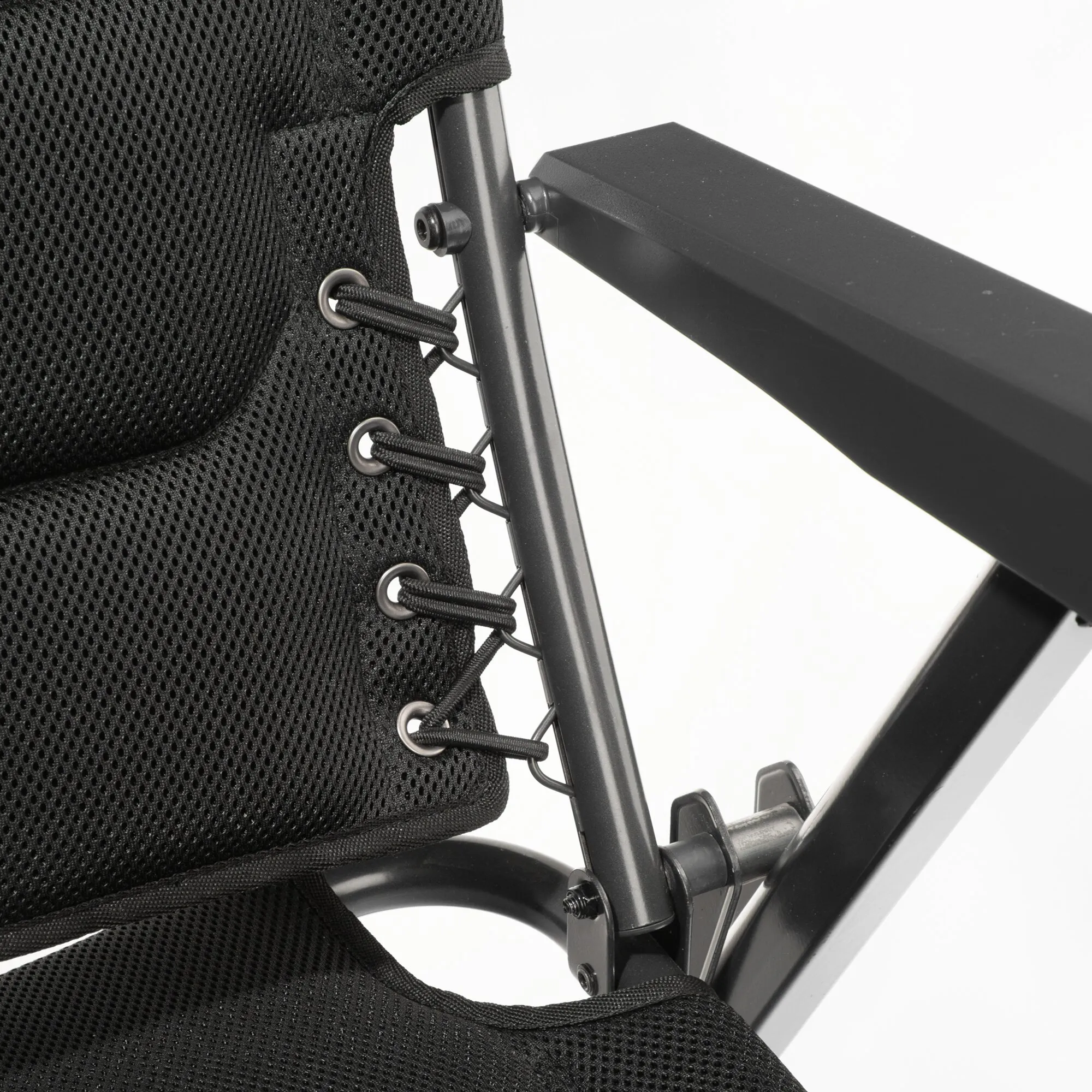 Detailaufnahme des schwarzen Campingstuhls HighQ Comfortable mit atmungsaktivem Netzgewebe, Gummiseil-Aufhängung und verstellbarer Armlehne