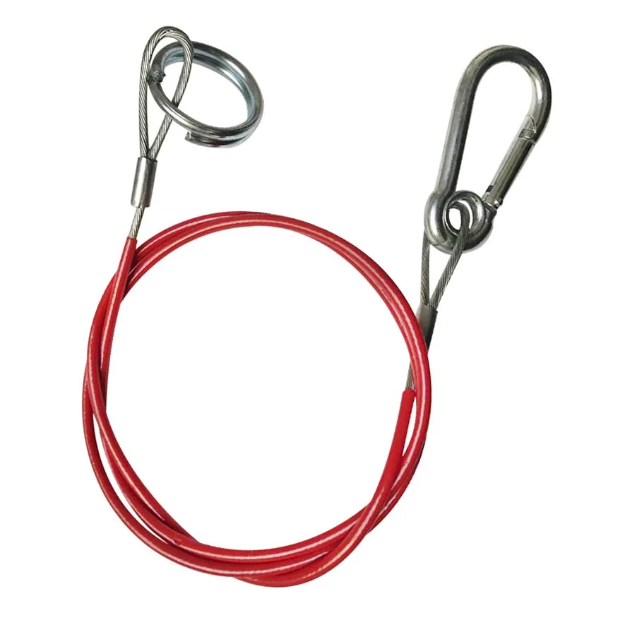 Rotes Abreißseil aus Stahl mit zwei Karabinerhaken und einem Ring an den Enden
