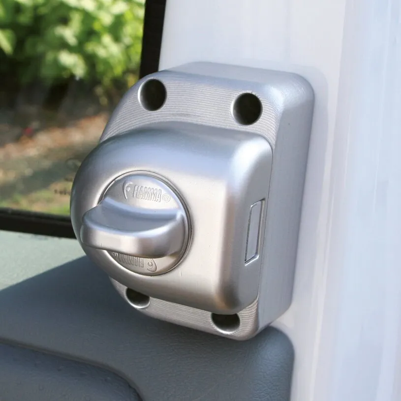Silberne Fiamma Safe Door Guardian Innentürverriegelung an der Innenverkleidung einer Ford-Transit-Tür montiert