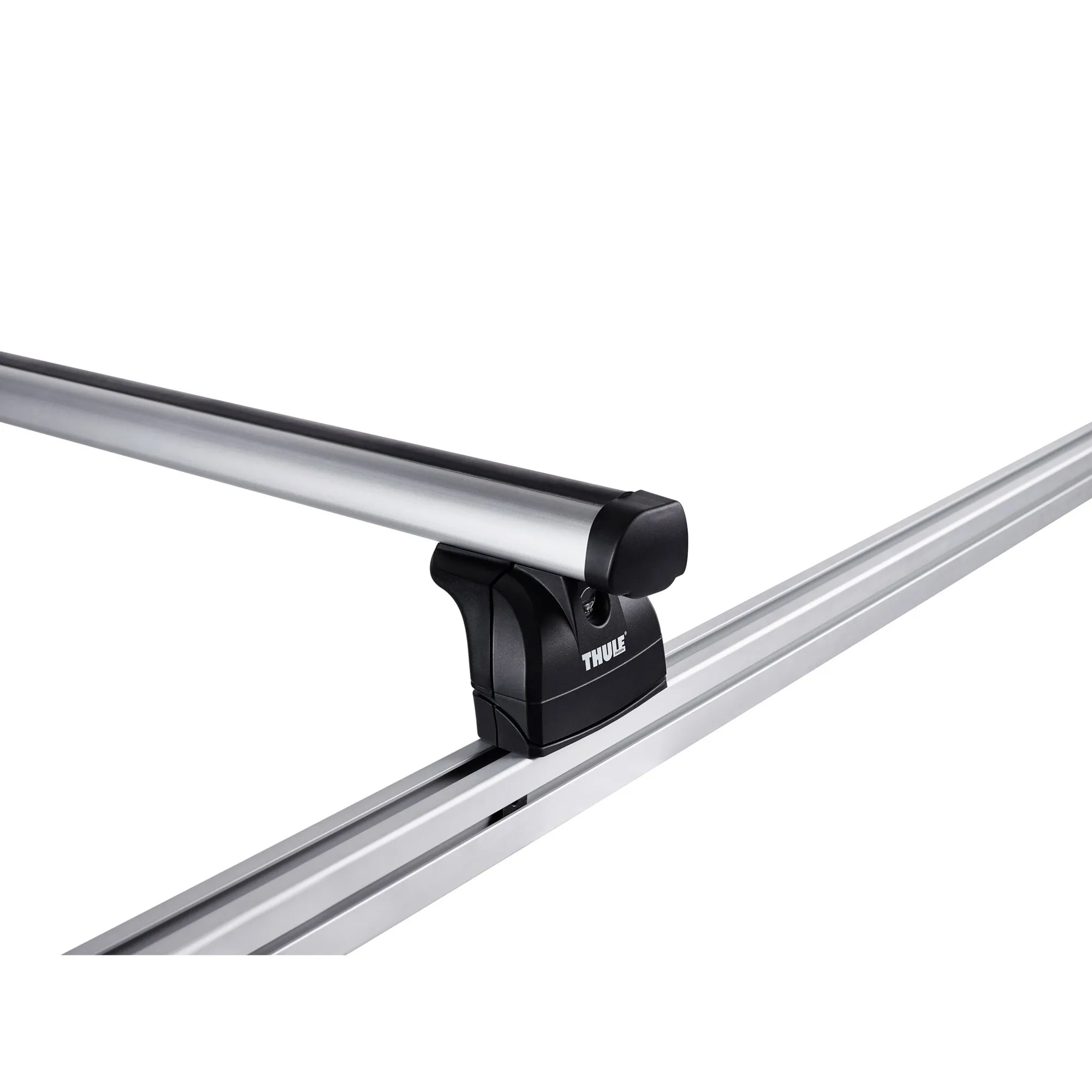 Thule Roof Rack Querträger aus Aluminium mit schwarzer Halterung und Endkappe, Detailaufnahme auf weißem Hintergrund