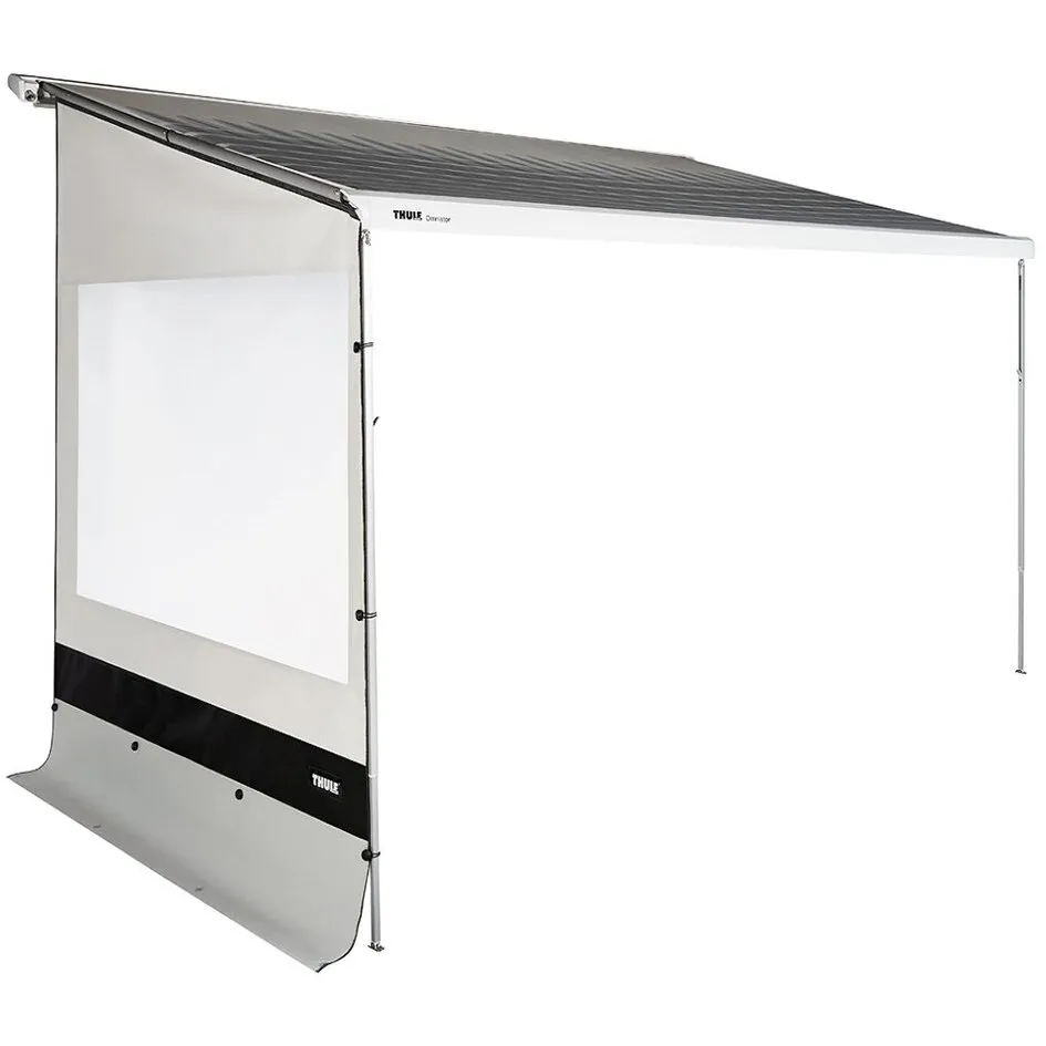 Thule Rain Blocker G2 Side Caravan als graue Seitenwand mit Fenster, Reißverschluss und schwarzem unteren Rand an einer Markise geïnstalleerd