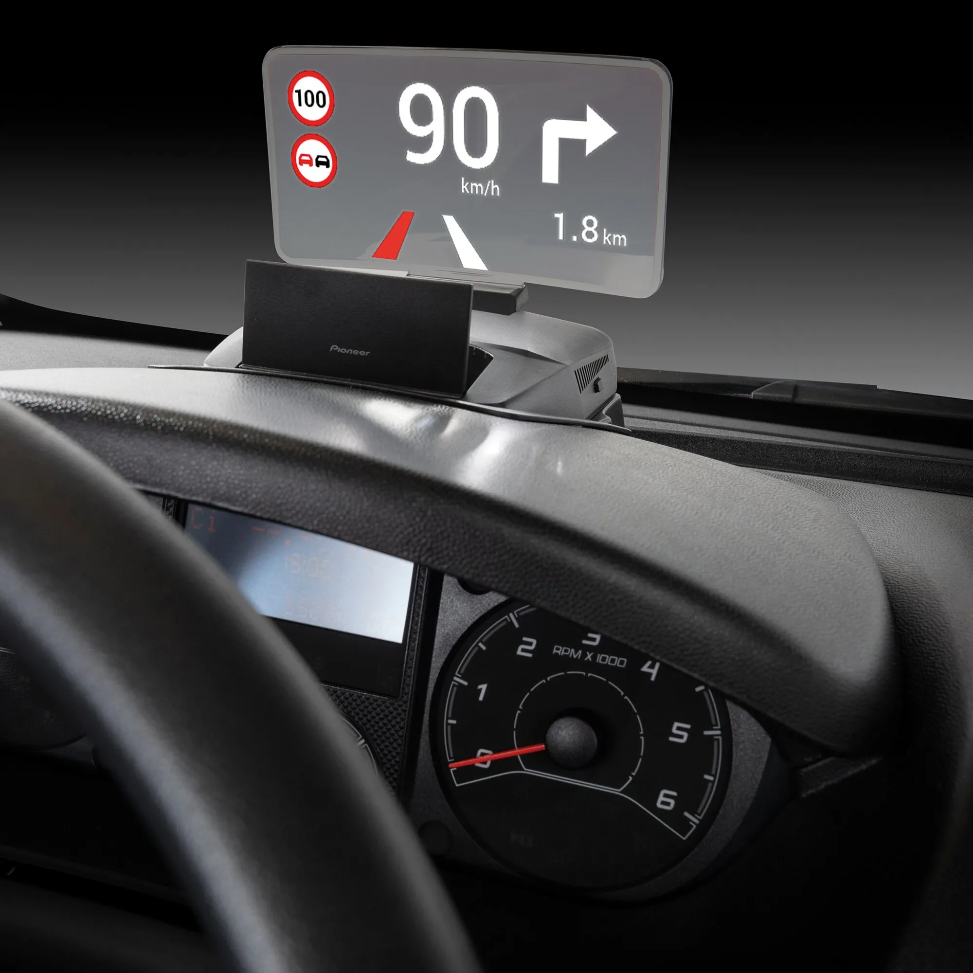 Pioneer Head-Up-Display im Fiat-Ducato-Cockpit mit Anzeige von 90 km/h, Abbiegepfeil und Verkehrszeichen 100