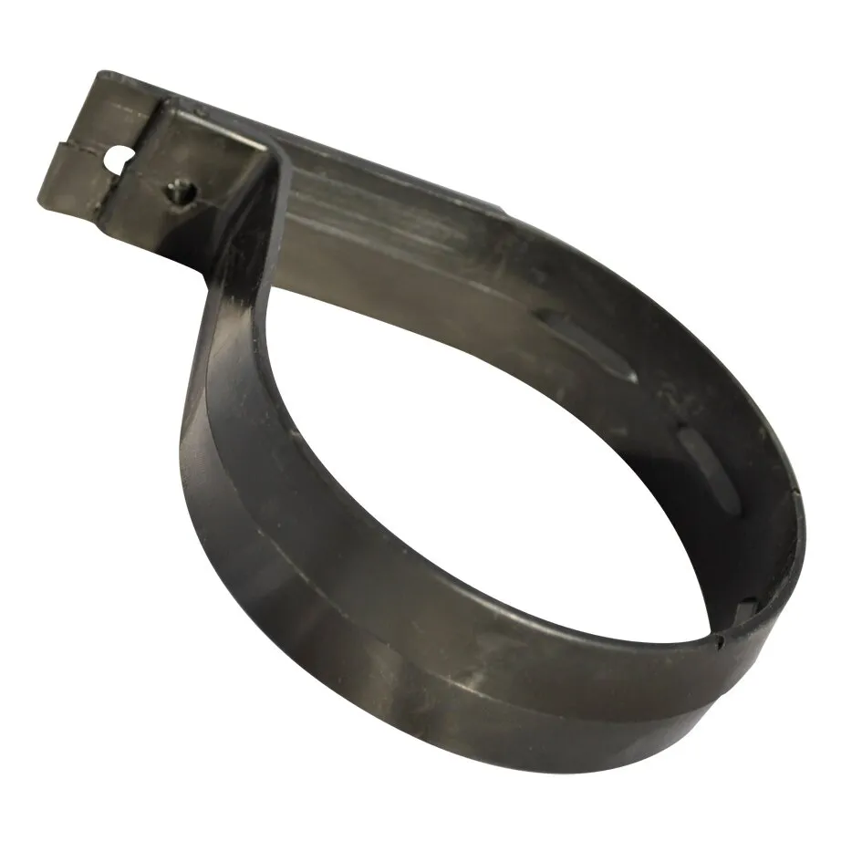 Schwarze Metallschelle ZRS mit ovalem Spannring, gebogenem Montagebügel und sichtbaren Befestigungsöffnungen in schräger Ansicht