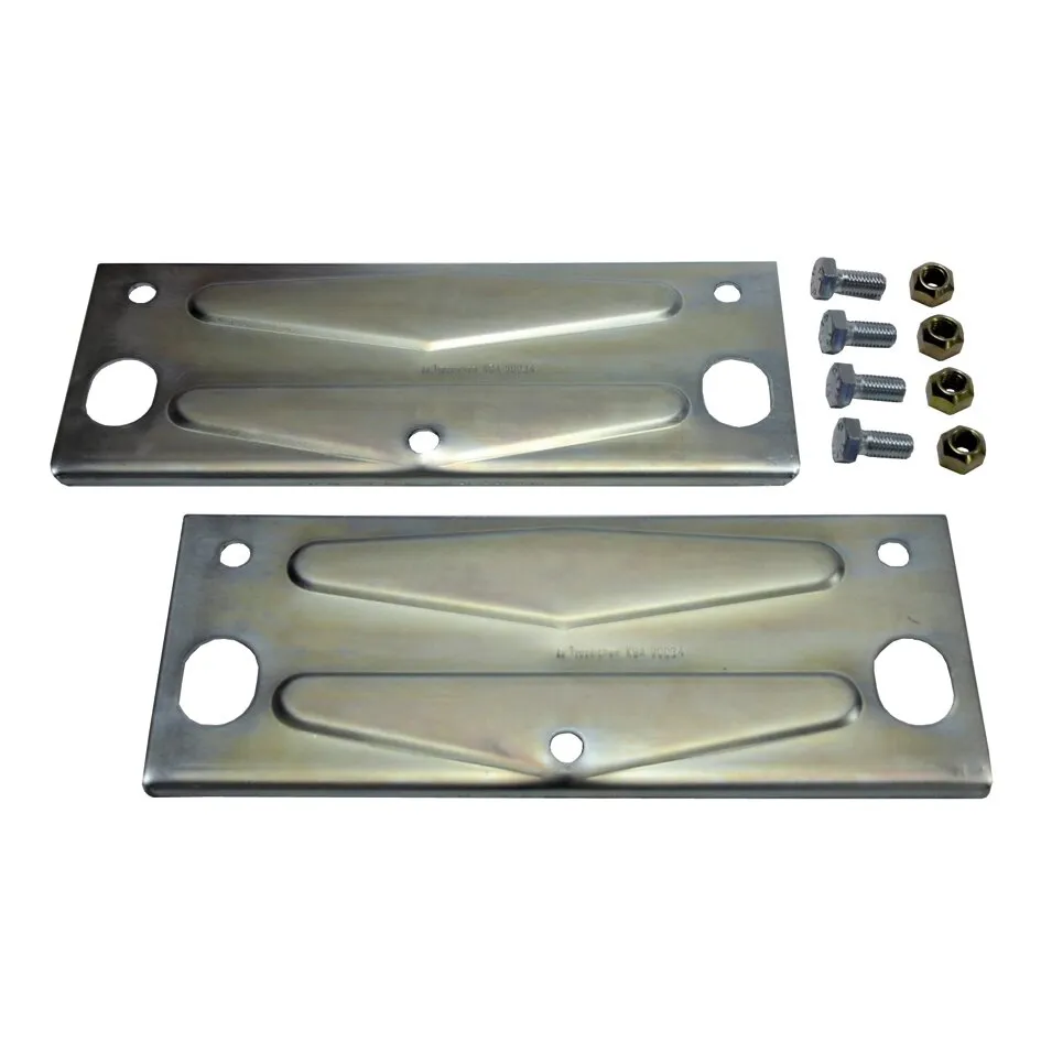 Zwei verzinkte Metallplatten für einen Nachrüstsatz ohne Chassisbohrung mit je drei Öffnungen sowie vier Schrauben und Muttern