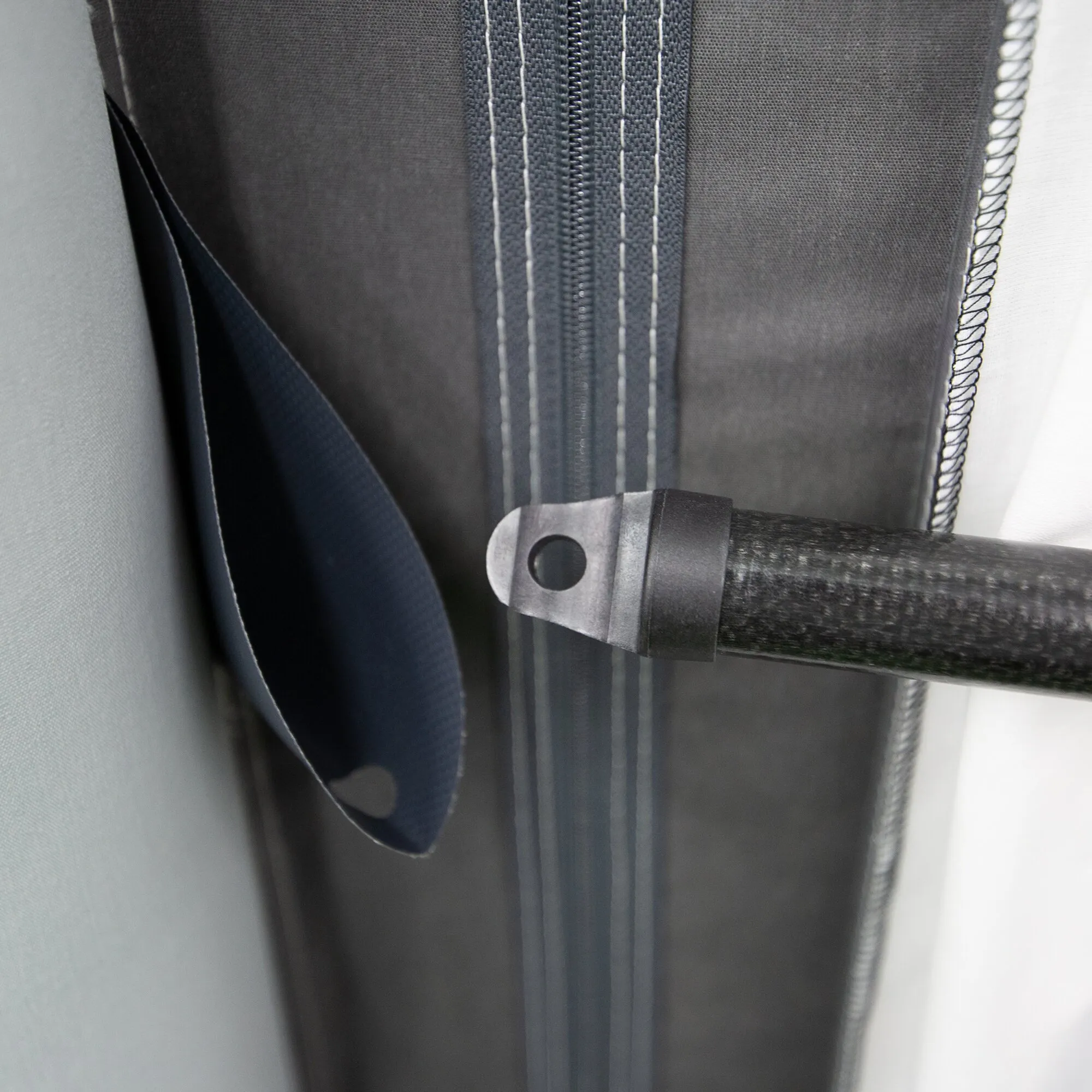 Detailaufnahme des Reisevorzelts Octavia Air 1075 cm mit dunklem Stoff, Reißverschluss und schwarzer Gestängeverbindung