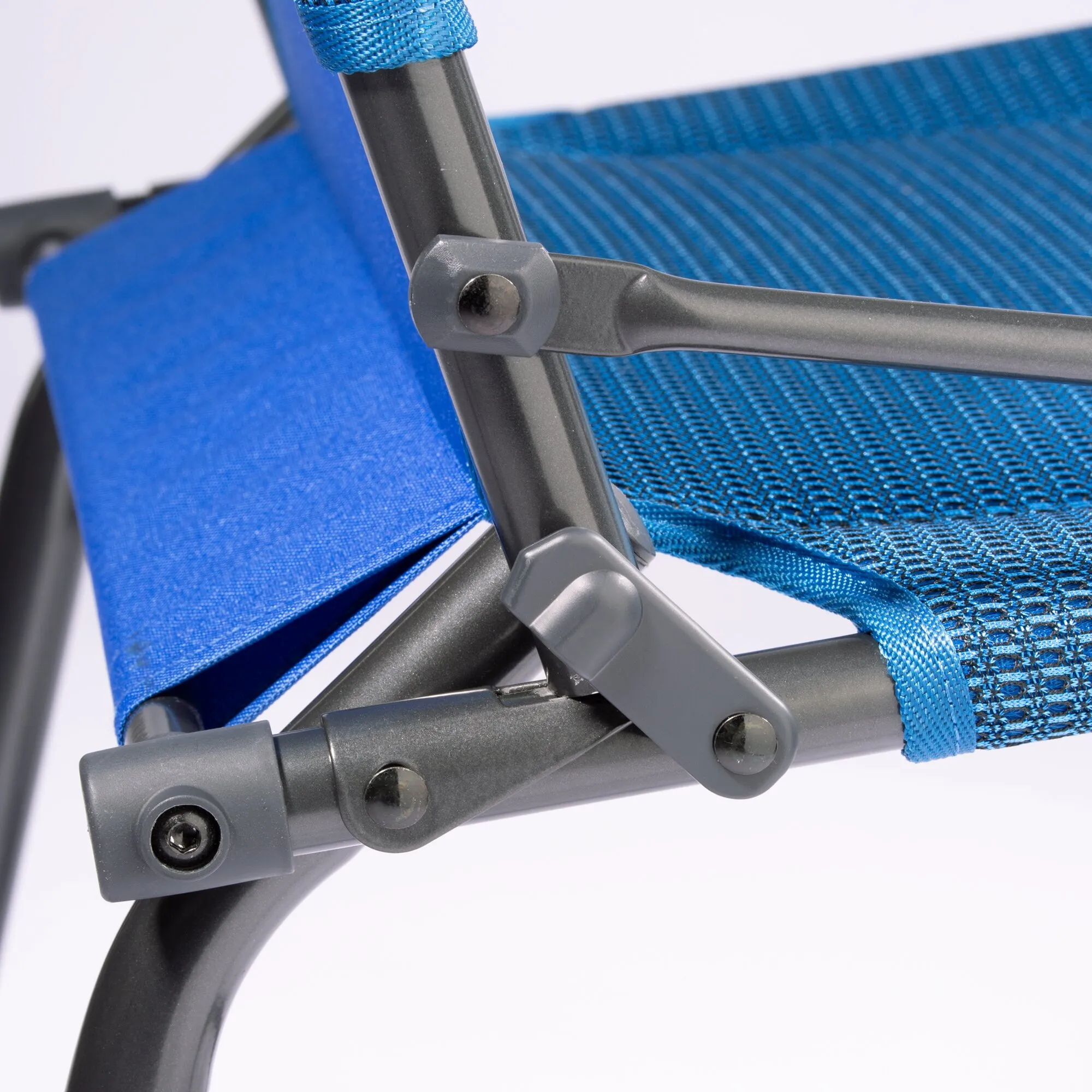 Detailaufnahme des blauen Klappstuhls HighQ mit strukturiertem Sitzbezug und schwarzem Metallgestell mit Gelenkverbindungen