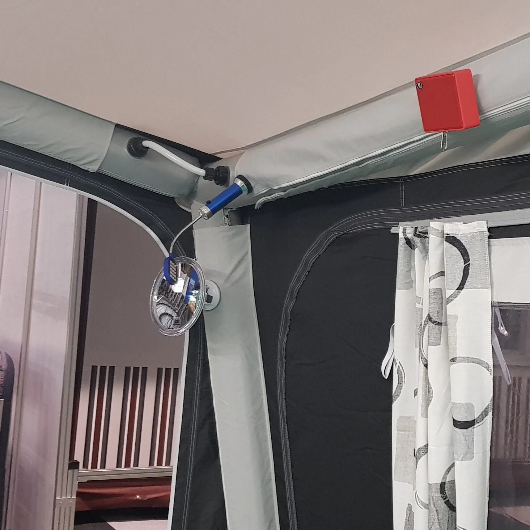Starter-Magnet-Set in einem Campingzelt mit rotem Quadratmagneten an einer Metallleiste und befestigtem rundem Spiegel
