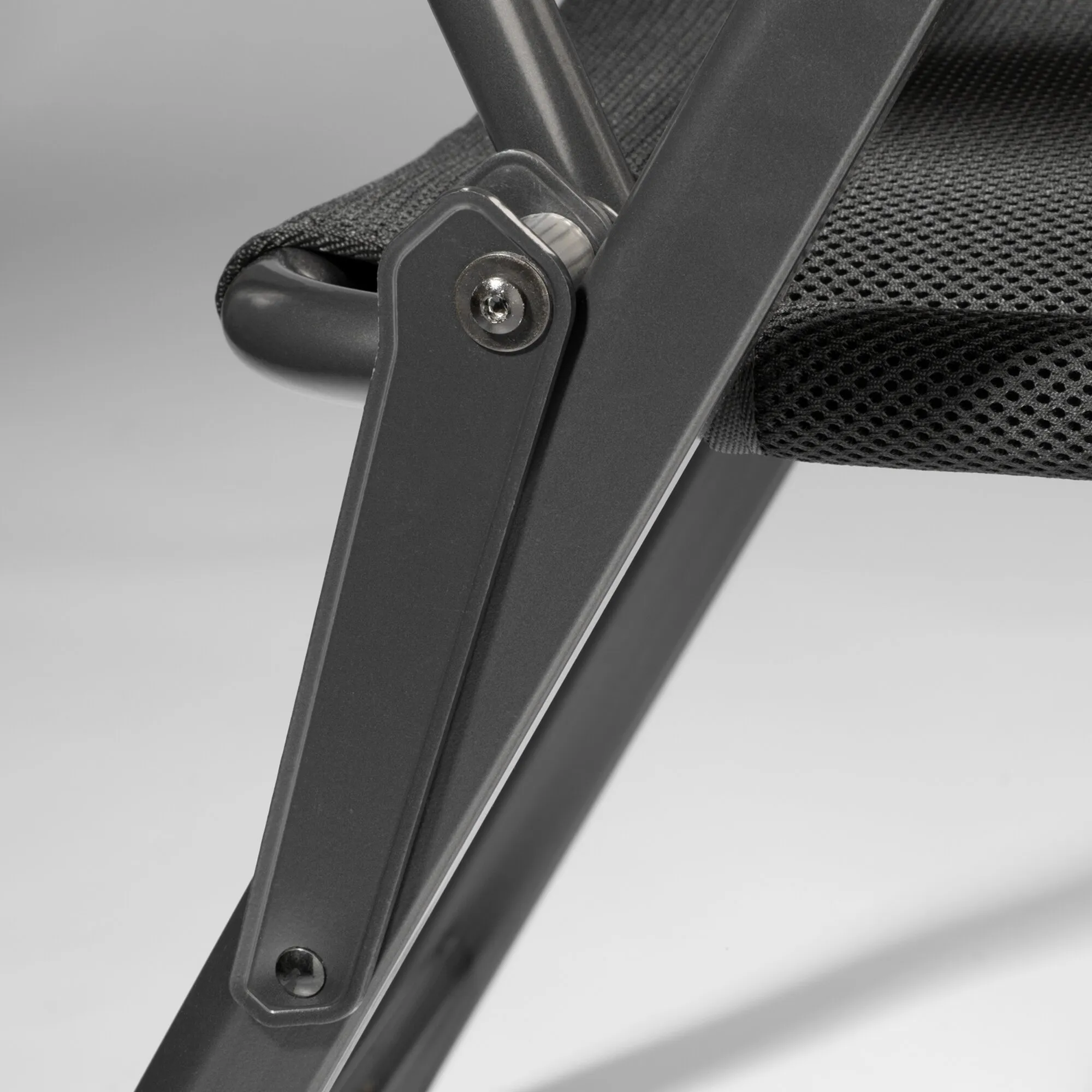 Detailaufnahme des schwarzen Campingstuhls HighQ Basic mit klappbarem Gestell, Gelenkverschraubung und atmungsaktivem Netzgewebe