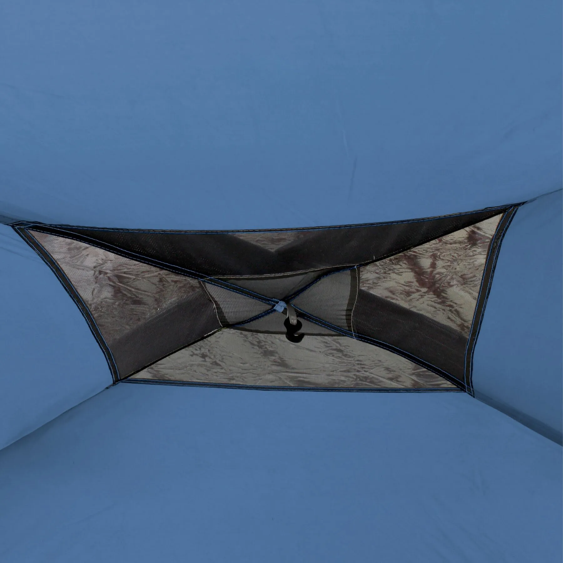Innenansicht des blauen Leichtpavillons Medusa II mit transparenten Netzfenstern und zentraler Aufhängung sexvideo