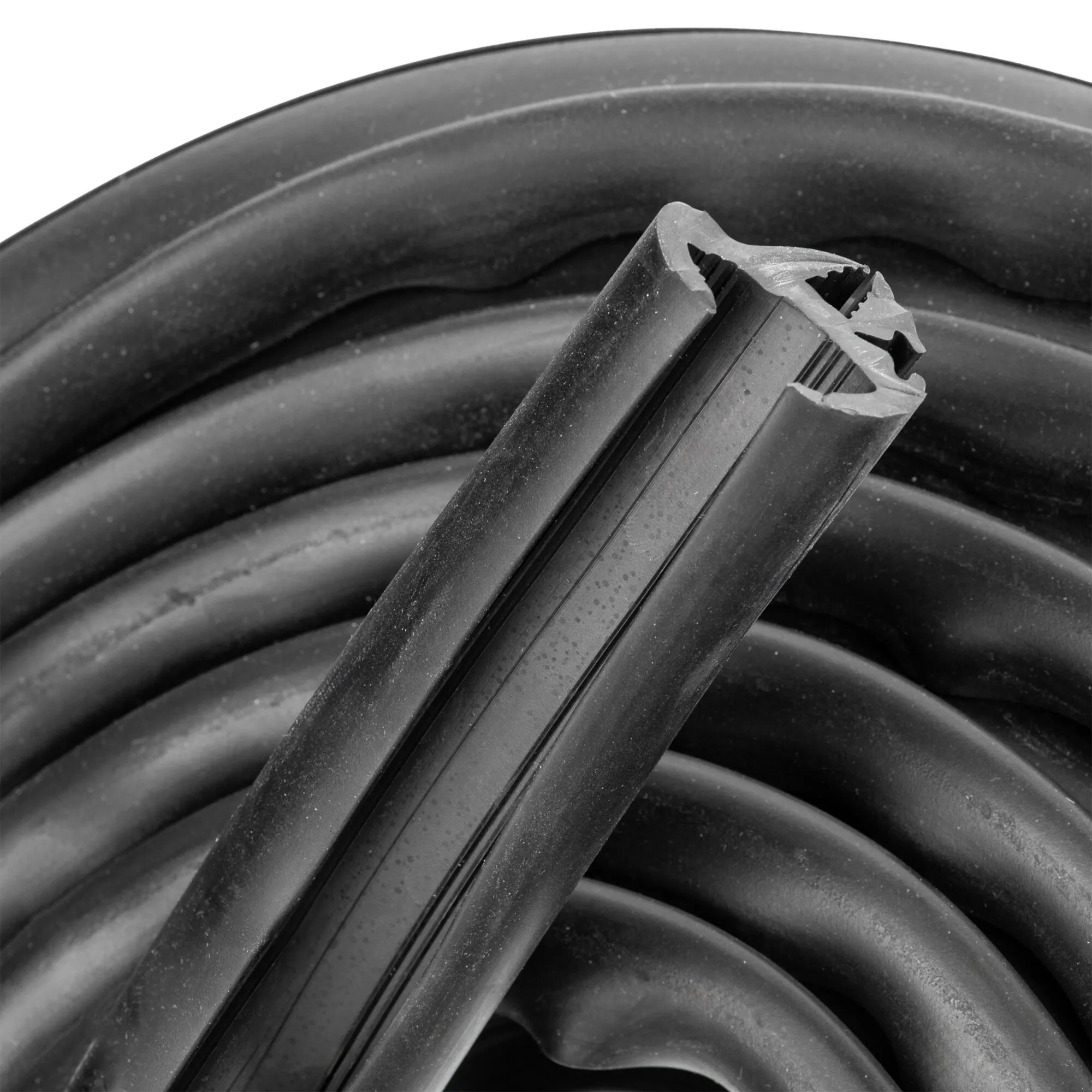Schwarzes Gummiprofil mit 33 Millimeter Breite in Detailansicht, schräg liegend mit sichtbarem Querschnitt und Profilrillen