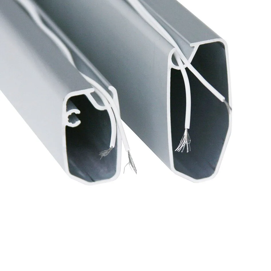 Detailansicht der Markise F45 in Polarweiß mit zwei geöffneten Aluminiumprofilen und sichtbaren weißen Zugseilen