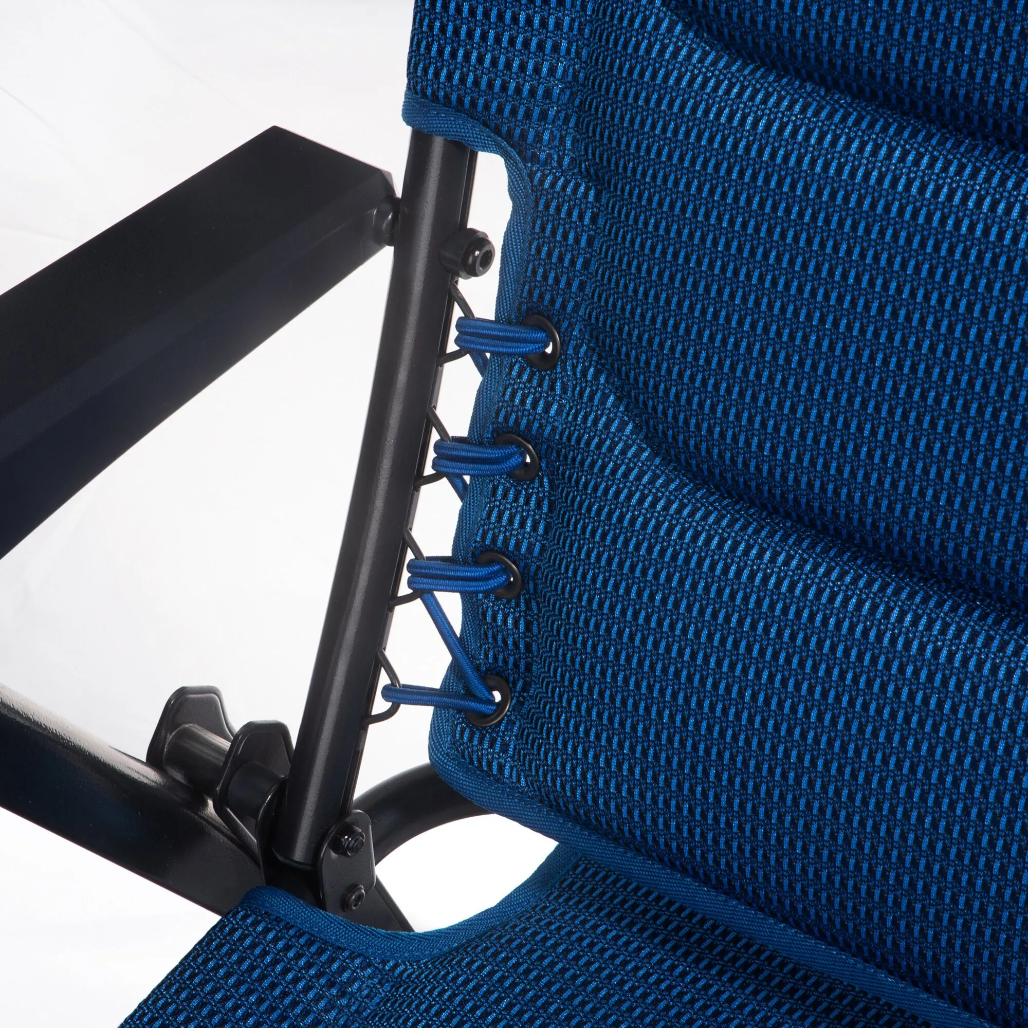 Detailaufnahme des blauen Campingstuhls HighQ Comfortable mit schwarzem Gestell und elastischer Schnurbefestigung am Rückenlehnenstoff
