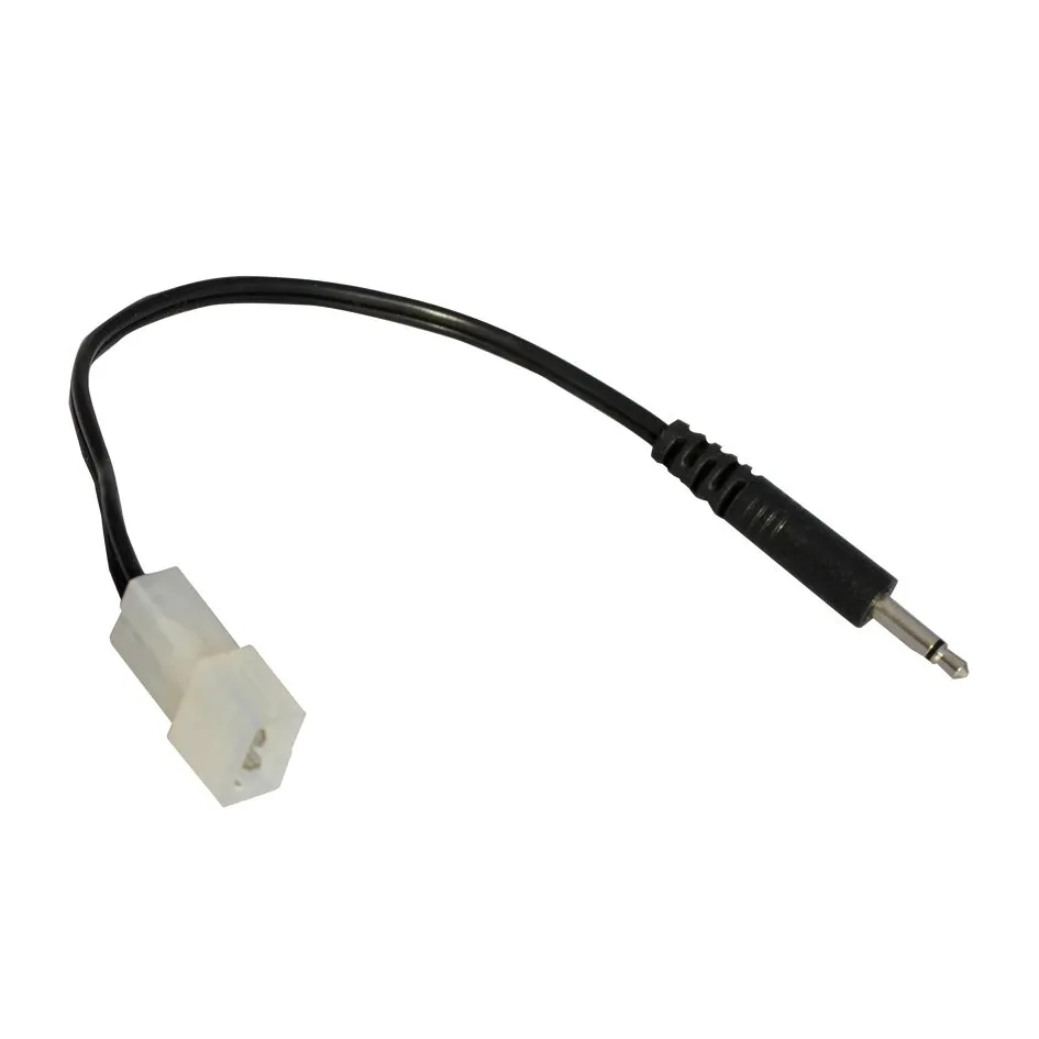 Schwarzes Adapterkabel mit 3,5-mm-Klinkenstecker und weißem zweipoligem Anschlussstecker an den Enden