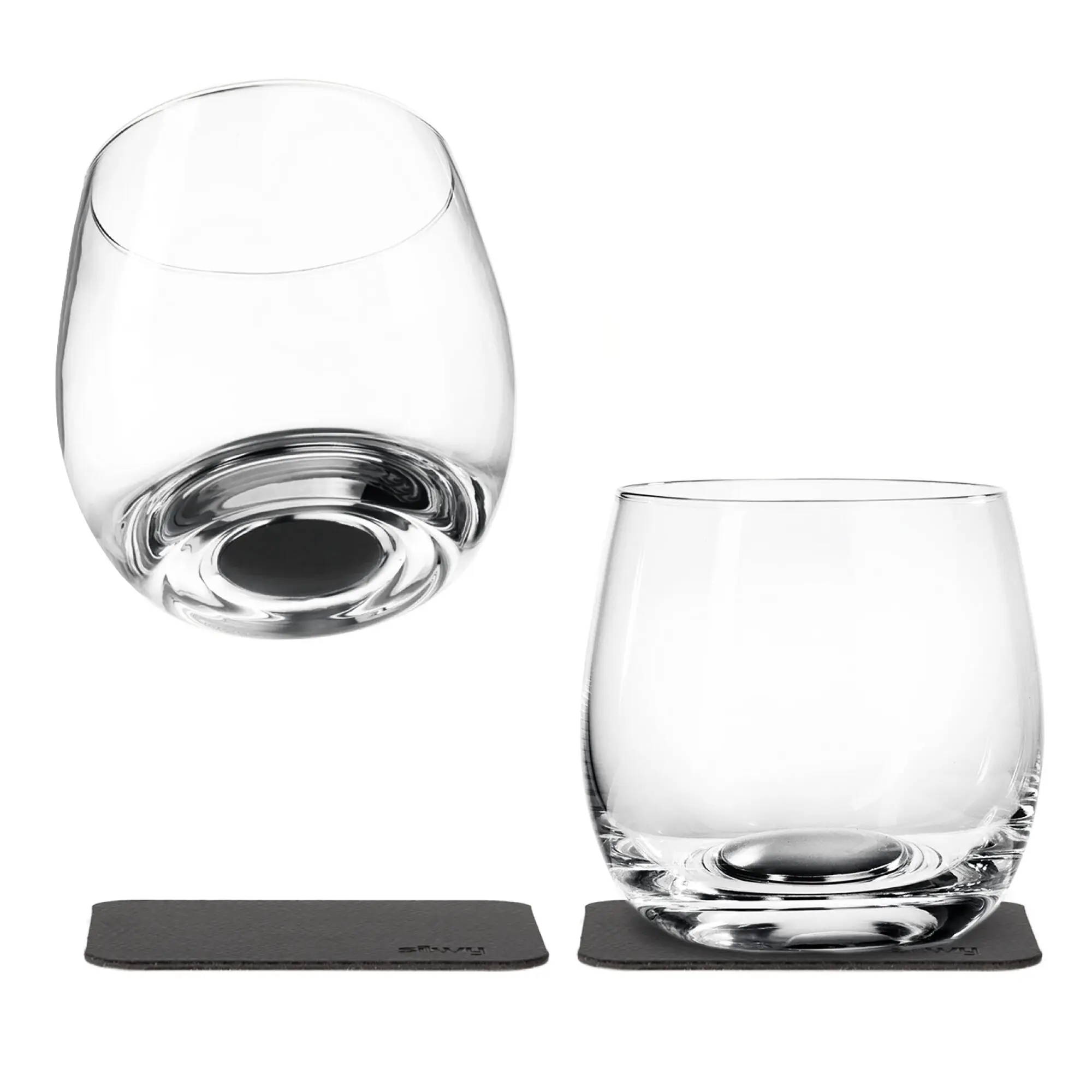Zwei transparente Magnet-Kristallgläser für Whisky mit integriertem dunklem Magnetboden, eines auf schwarzem Untersetzer