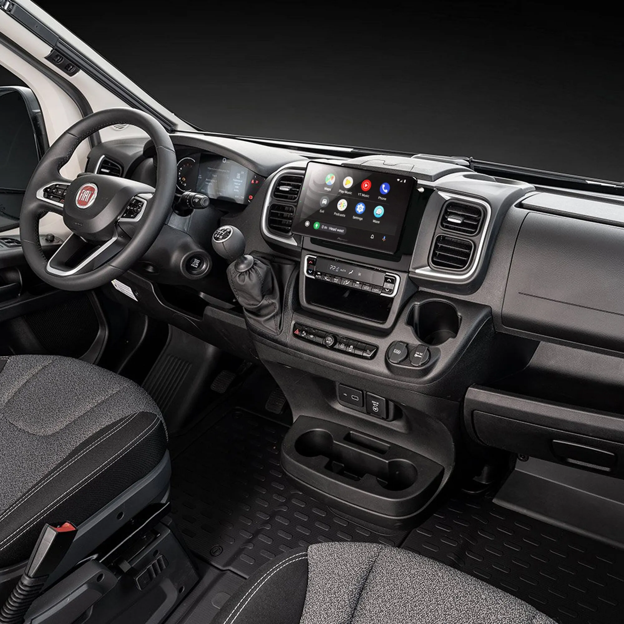 Innenansicht eines Fiat Ducato mit installiertem Pioneer SPH-EVO98 DAB-C-D8 Moniceiver und App-Menü auf dem Touchscreen