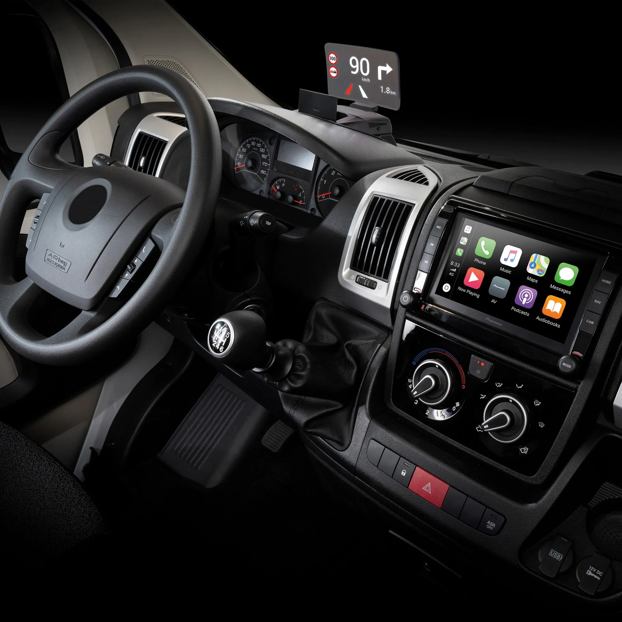 Innenansicht eines Fiat Ducato mit Pioneer AVIC-Z1000DAB-C und aufgesetztem Head-up-Display für 90 km/h und Abbiegehinweis