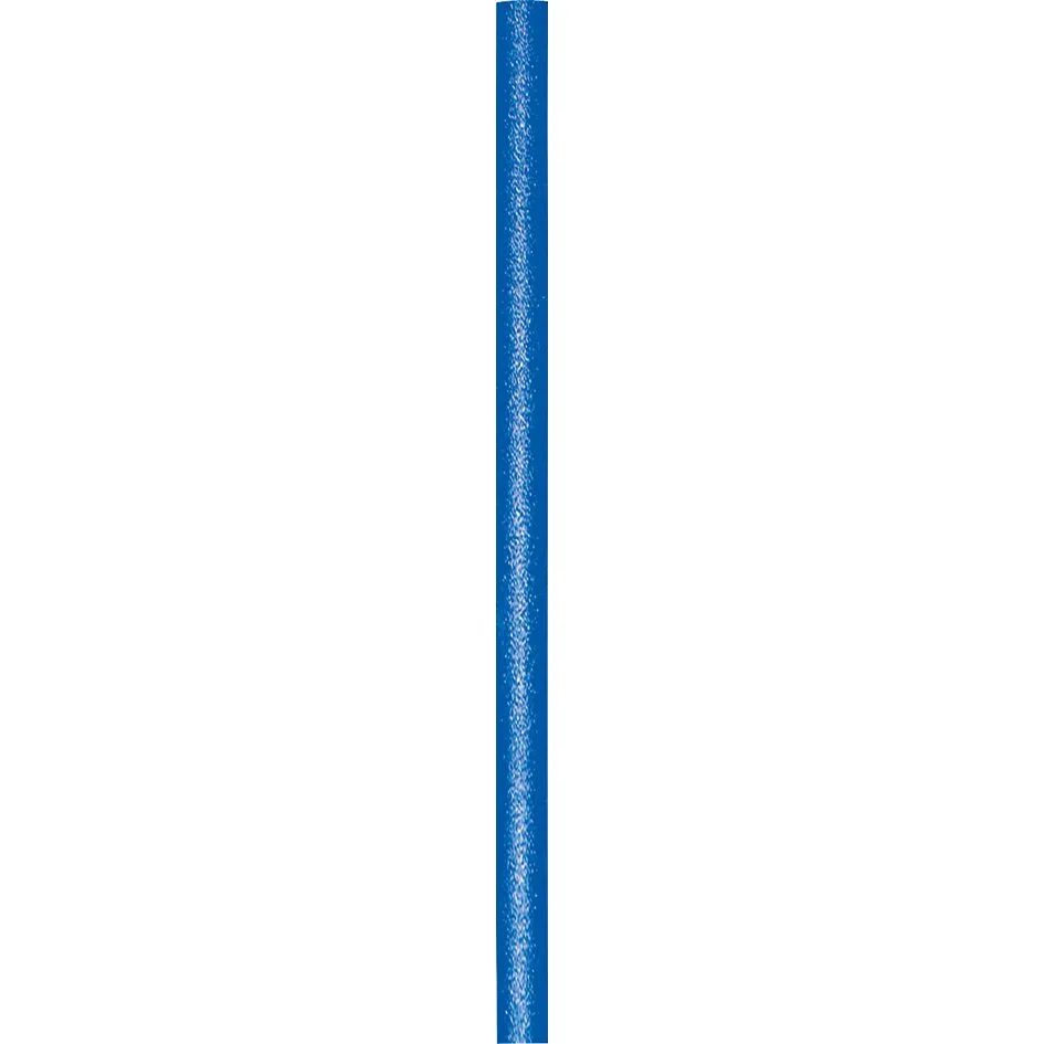 Blaue, gerade Schwimmnudel aus Schaumstoff mit glatter Oberfläche vor weißem Hintergrund