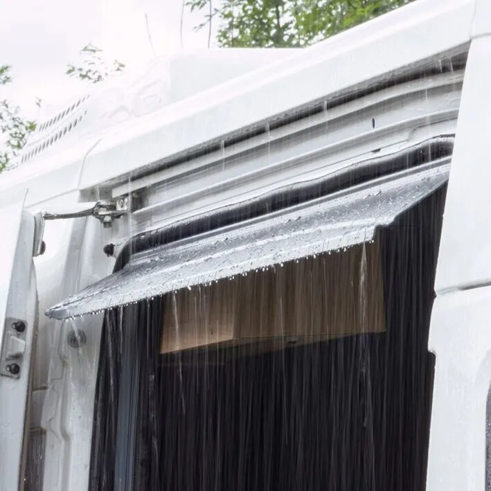 Transparenter Regenabweiser REMICare VAN an der geöffneten Hecktür eines weißen Fiat Ducato bei Regen, mit abtropfendem Wasser