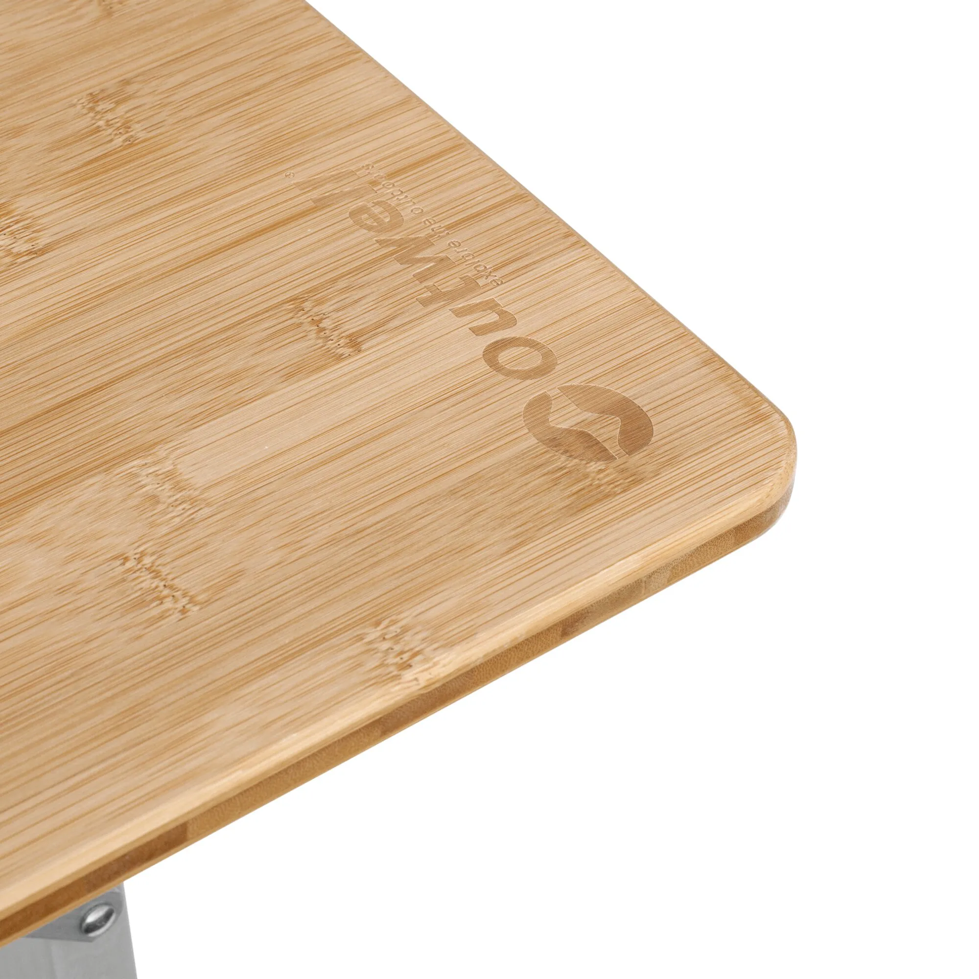 Detailaufnahme der hellen Bambustischplatte Kamloops mit abgerundeter Kante, sichtbarer Maserung und Metallbeinansatz
