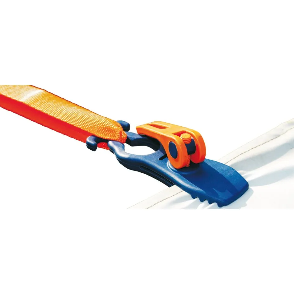 Blaue Schnellspannklemme PP Crocodile mit orangefarbenem Spannmechanismus, befestigt an einem roten Zurrgurt auf einer weißen Fläche