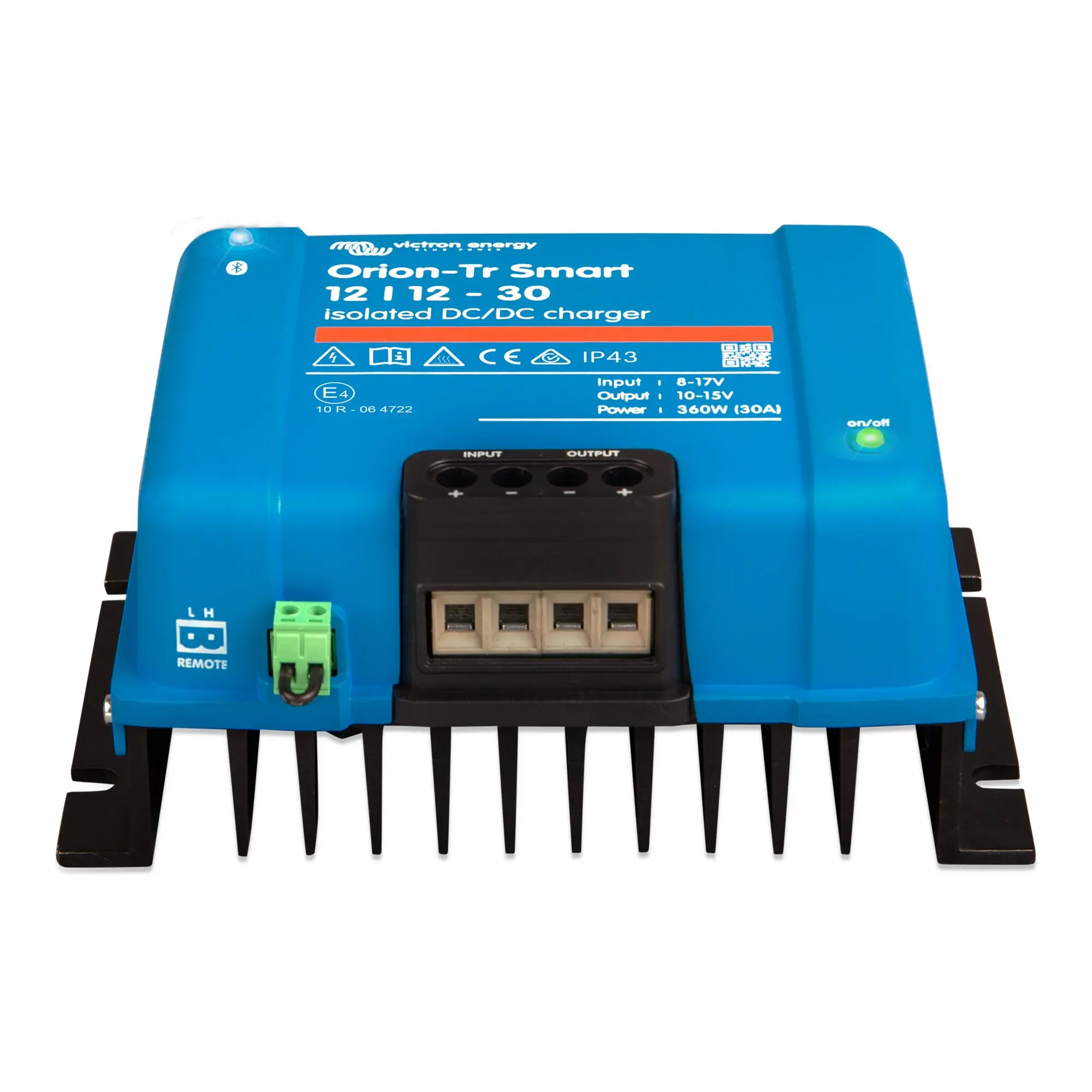 Blauer Victron Energy Orion-Tr Smart DC/DC-Ladebooster mit Kühlrippen, Bluetooth-Symbol, Ein- und Ausgangsklemmen sowie grüner Betriebsanzeige