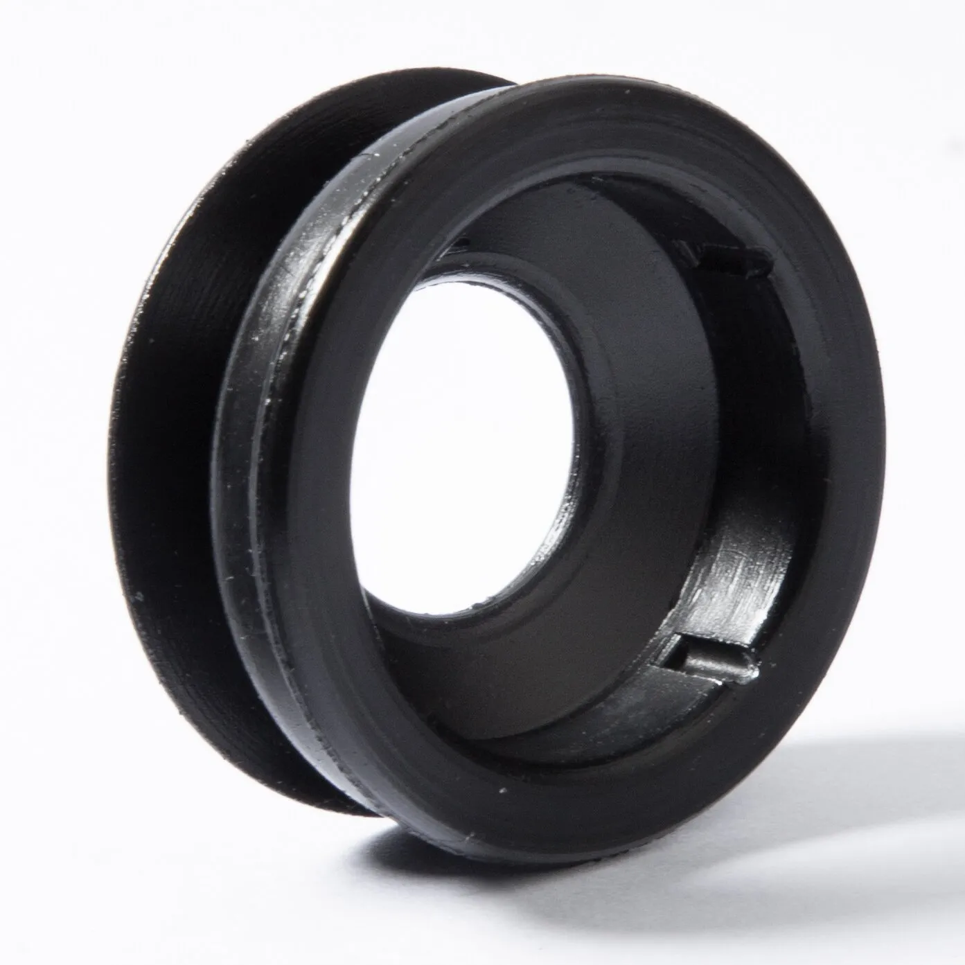 Schwarze Dichtung für Fäkalientank C2, C3 und C4 mit zentraler Öffnung und umlaufender Nut, schräg von vorn gezeigt