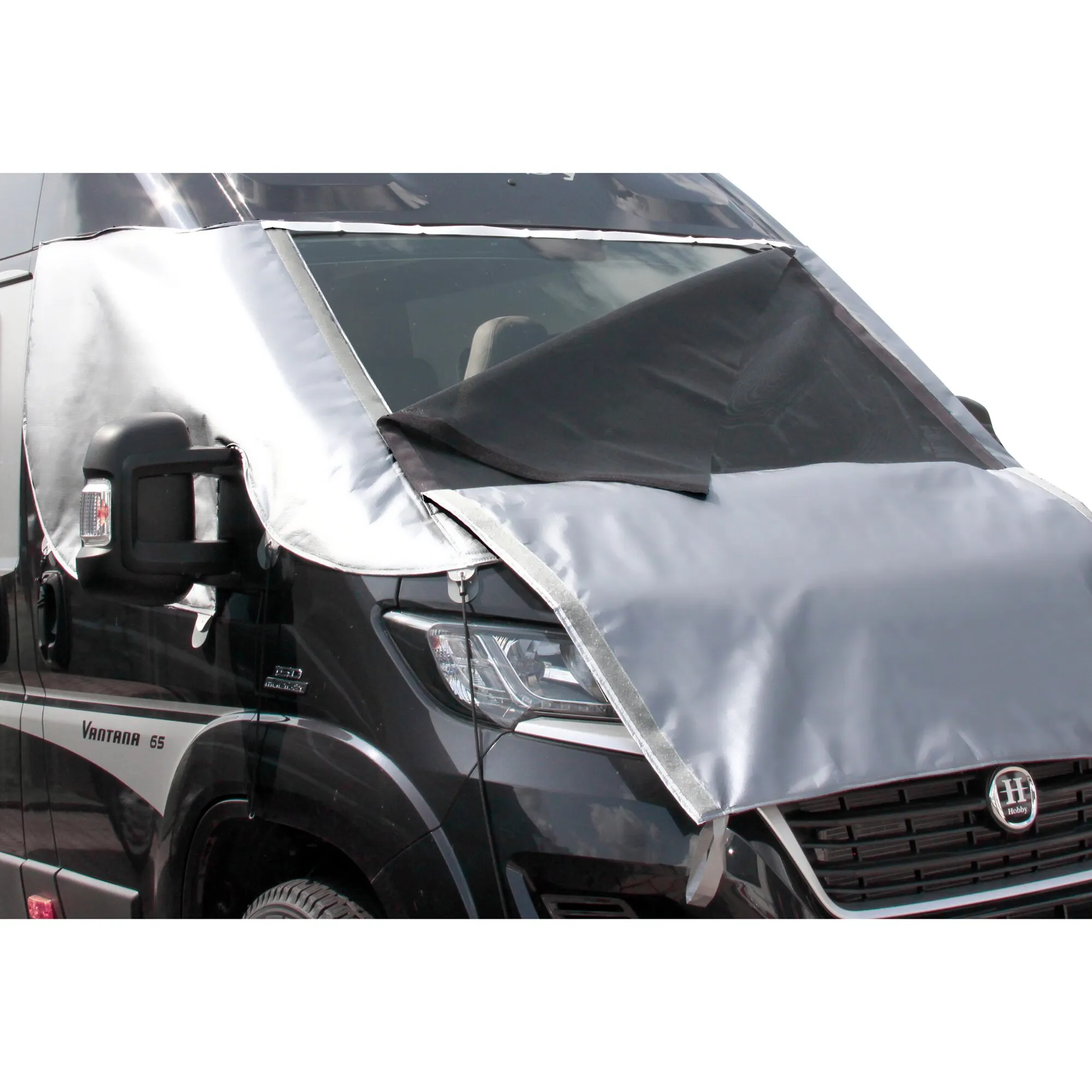Silber-schwarzer Screen-Einsatz am Frontbereich eines VW Crafter oder MAN TGE, über Windschutzscheibe und Seitenfenster gespannt