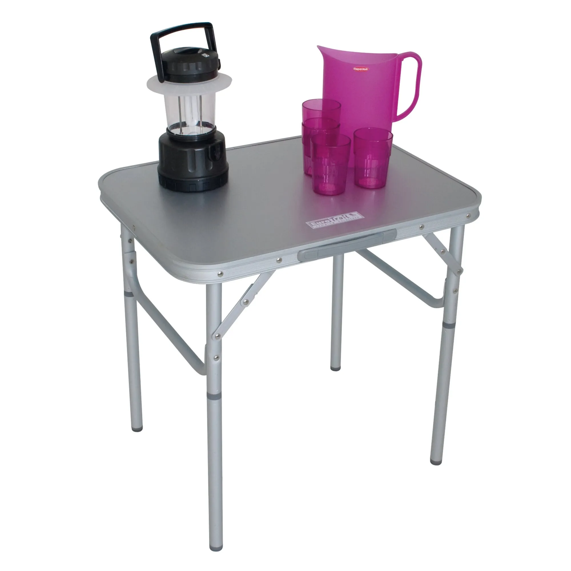 Campingtisch Santé mit grauer Tischplatte, klappbaren Aluminiumbeinen, Laterne, pinker Kanne und vier Bechern