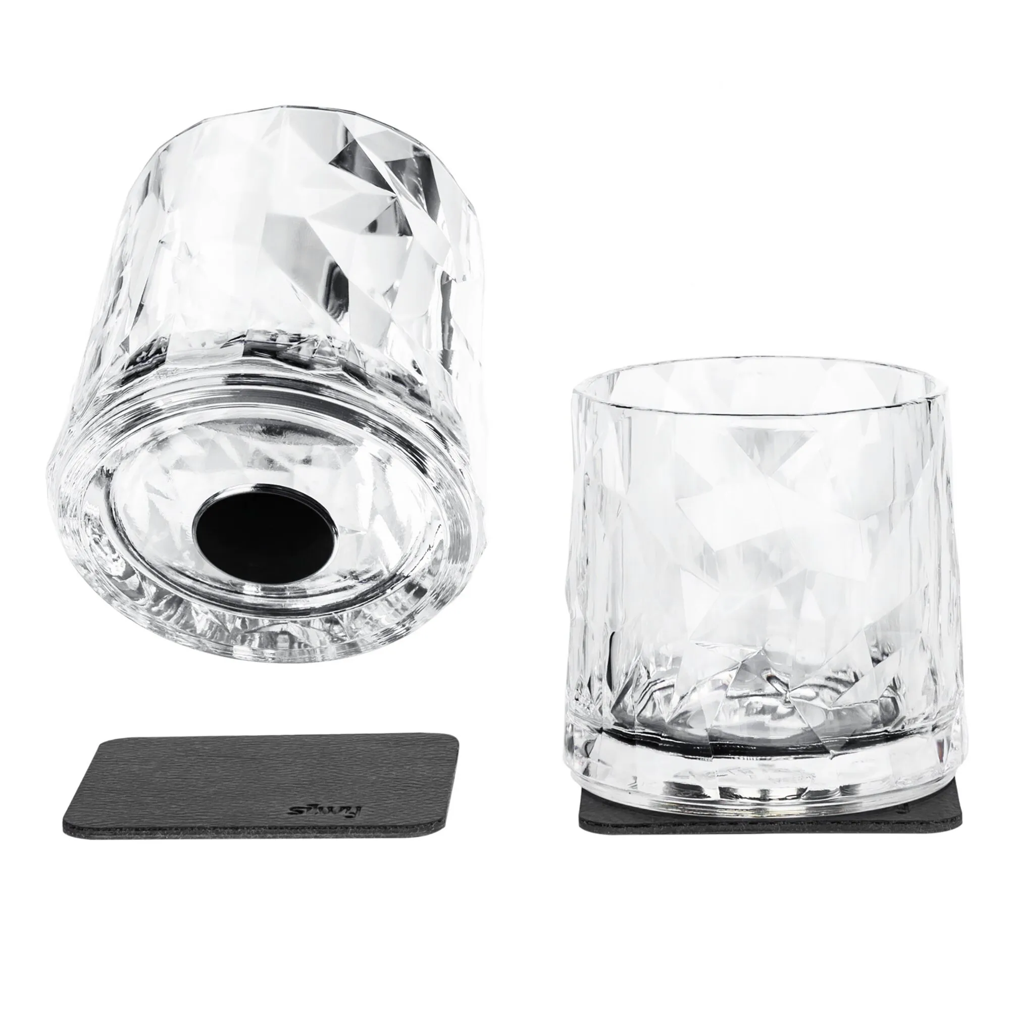 Zwei transparente Whiskygläser aus Kunststoff mit facettierter Oberfläche, schwarzem Magnetboden und passenden schwarzen Untersetzern