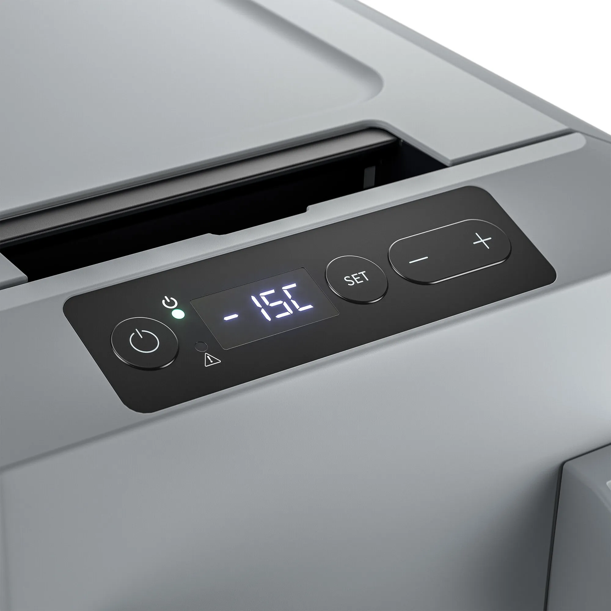 Detailaufnahme einer grauen CFF Kompressor-Kühlbox mit geöffnetem Fach und digitaler Temperaturanzeige bei minus 15 Grad Celsius